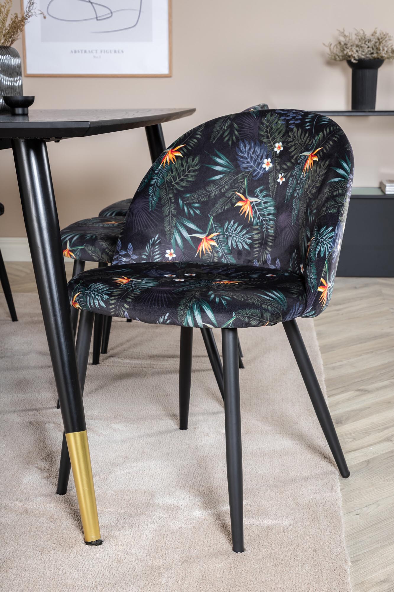 Elegantes Dipp Esszimmerset von Venture Home: 180 cm Tisch und 6 stilvolle Samtstühle für Komfort und zeitlose Schönheit in Ihrem Essbereich.