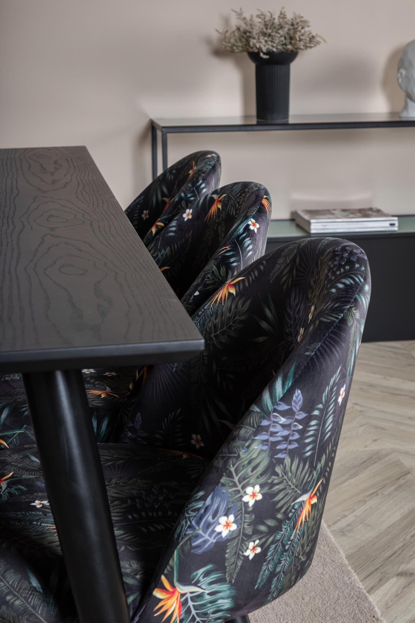 Elegantes Esszimmerset mit 180cm Tisch und 6 samtbezogenen Stühlen. Stilvoll, komfortabel und pflegeleicht.