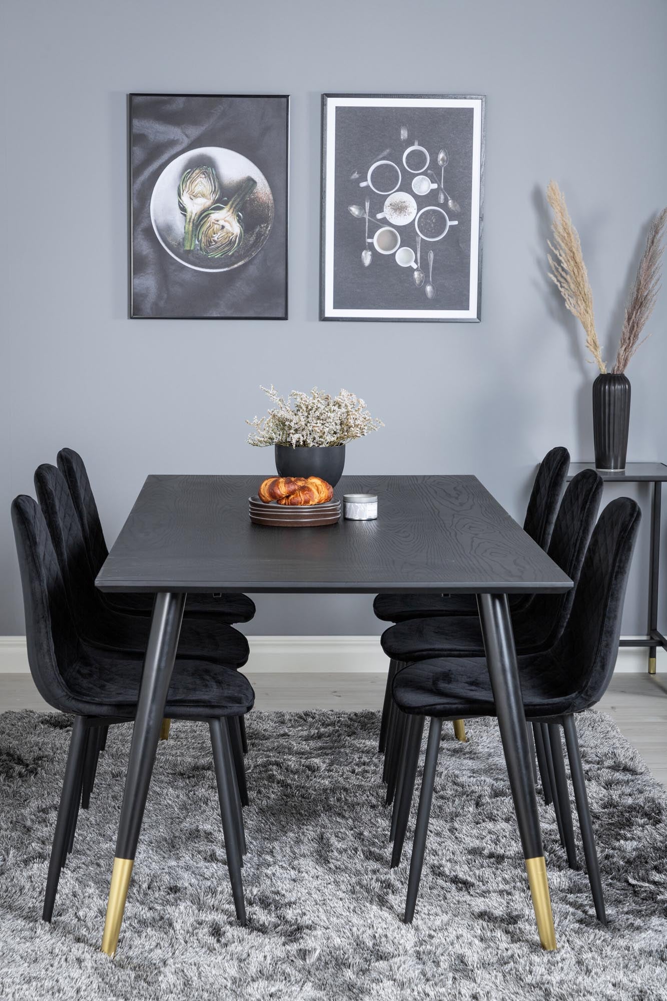 Genießen Sie stilvolles Essen mit dem Dipp Esszimmerset von Venture Home: 180 cm Tisch und 6 luxuriöse Samtstühle für Komfort und Eleganz.