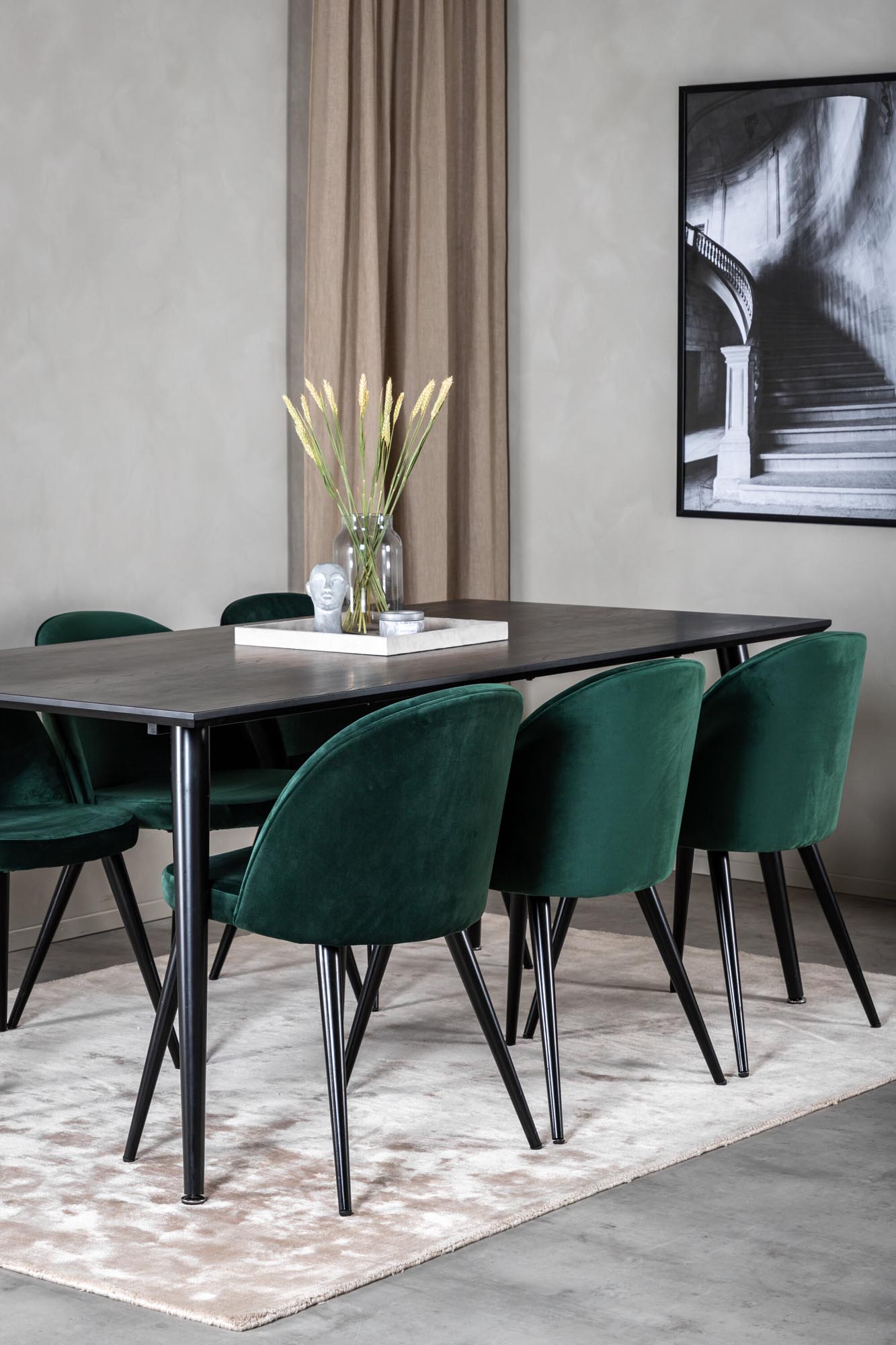 Erleben Sie stilvolles Essen mit dem Dipp Esszimmerset von Venture Home: Ein 180 cm Tisch und 6 elegante Samt-Stühle für höchsten Komfort.