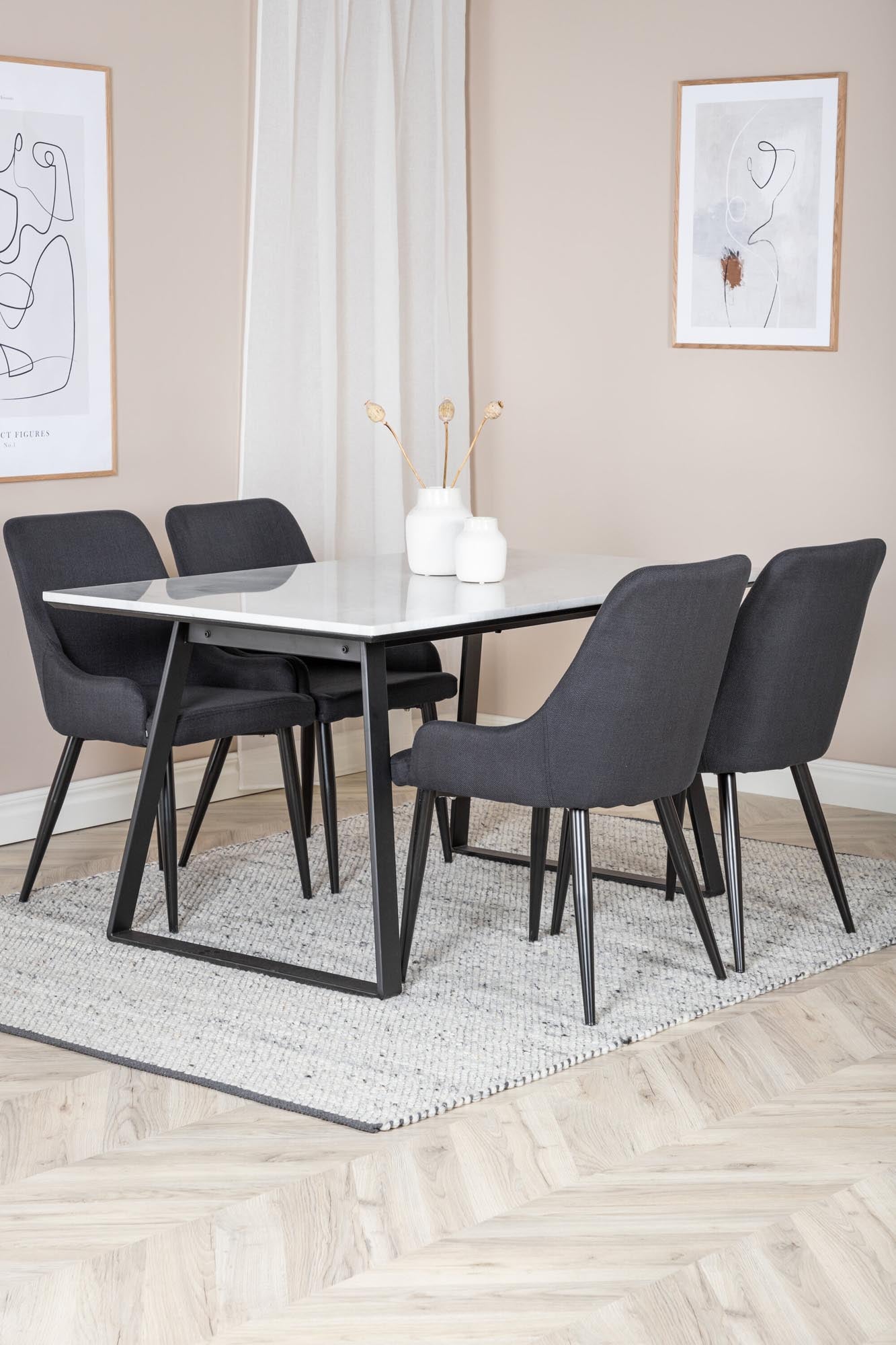 Entdecken Sie das Estelle Esszimmerset von Venture Home: Moderner Esstisch und bequeme Stühle für stilvolle Mahlzeiten und gesellige Abende.