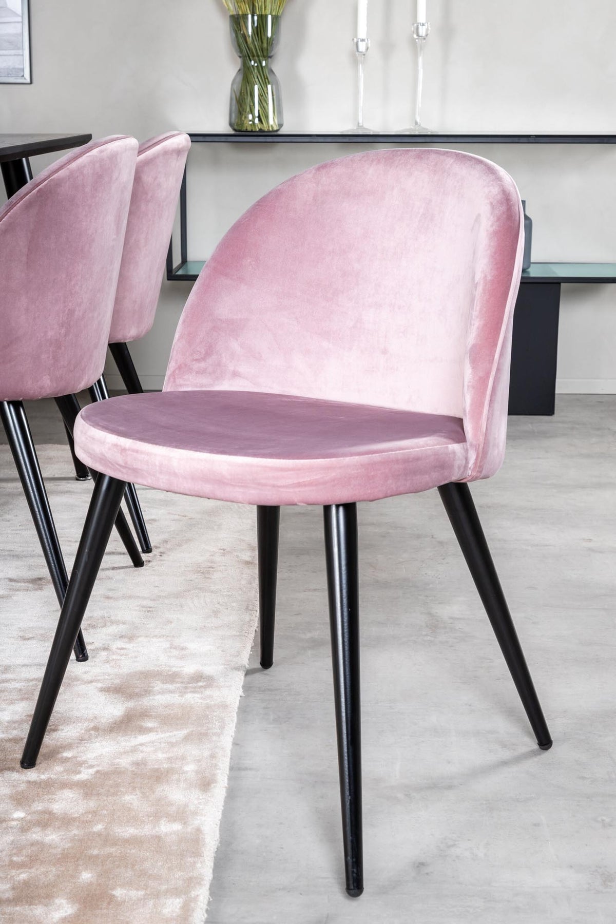 Dipp Esszimmerset + Velvet 180cm/6St. in Schwarz / Altrosa präsentiert im Onlineshop von KAQTU Design AG. Esszimmerset ist von Venture Home