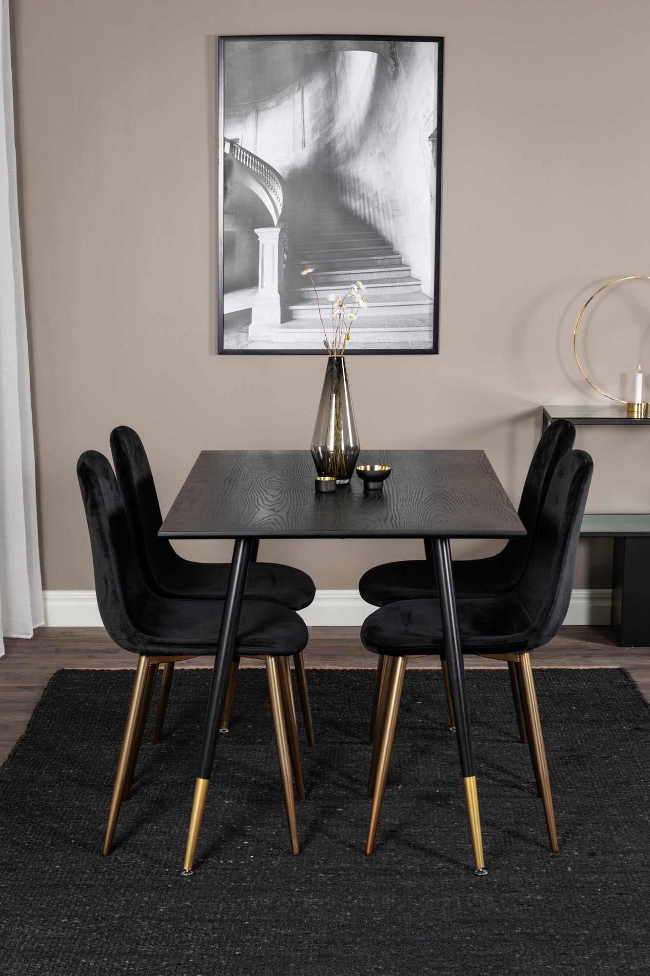 Stilvolles Dipp Esszimmerset: 120 cm Tisch in elegantem Schwarz mit goldenen Details, ergänzt durch 4 luxuriöse Samtstühle für unvergessliche Dinner.