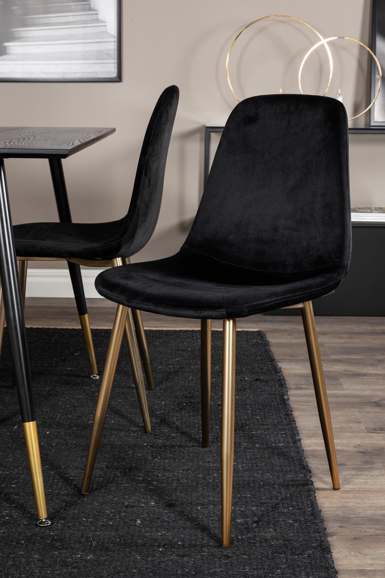 Das Dipp Esszimmerset von Venture Home bietet modernes Design mit einem 120cm Tisch und 4 Stühlen, ideal für stilvolle Essbereiche.