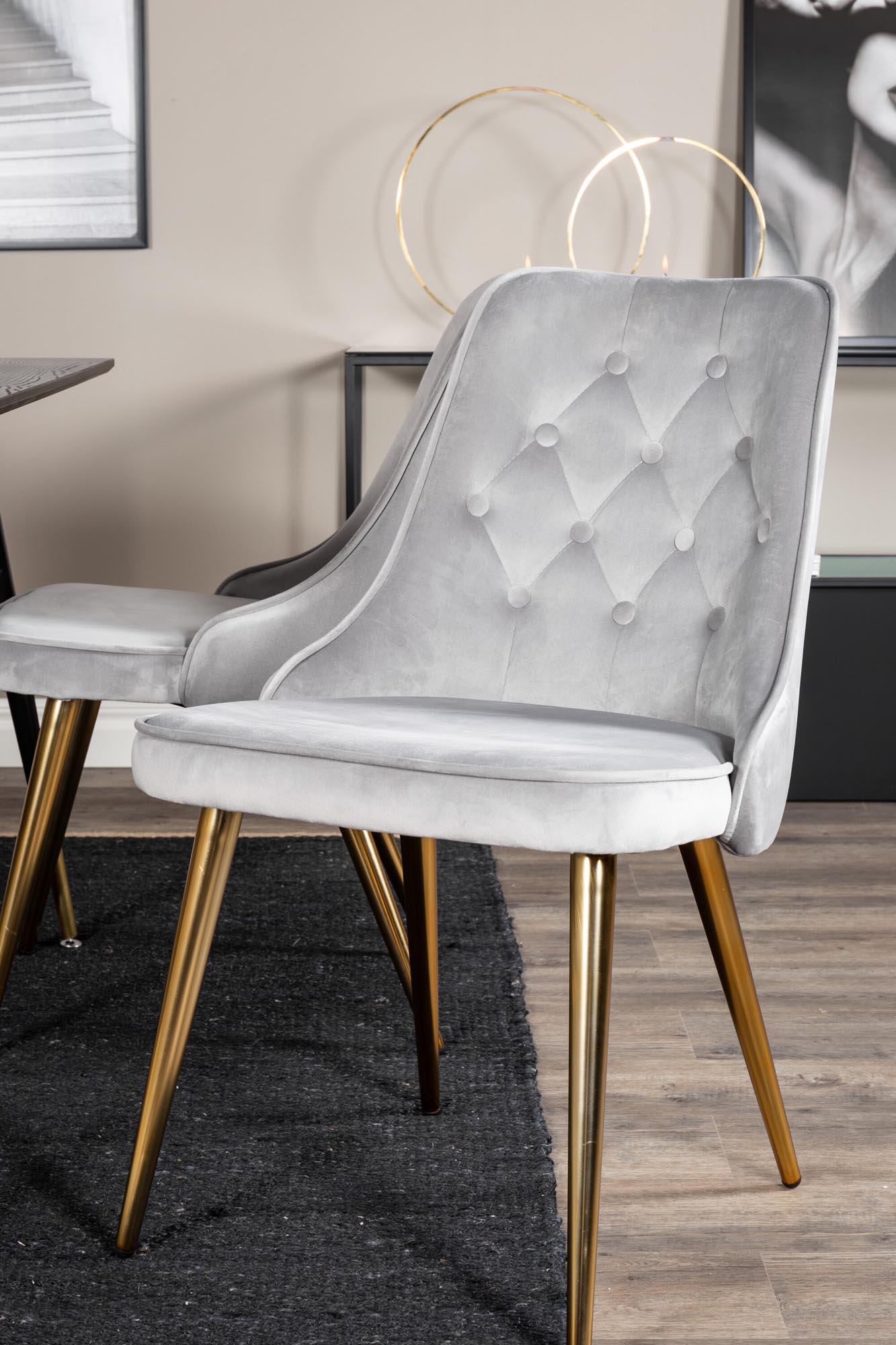 Modernes Esszimmerset mit Samt für exklusive Wohnatmosphäre.