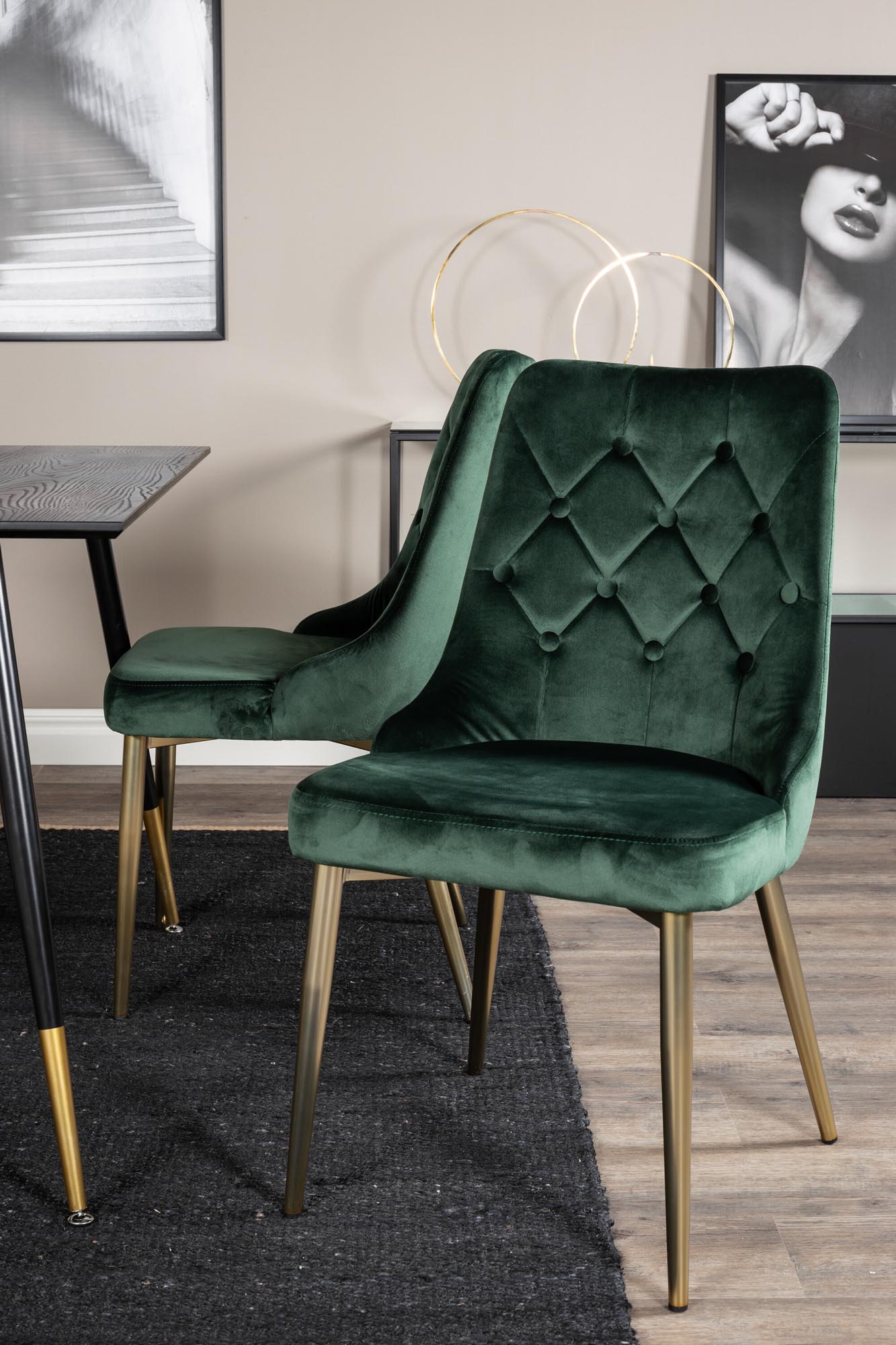 Modernes Esszimmerset mit 120 cm Tisch und luxuriösen Samtstühlen, perfekt für festliche Dinner und entspannte Frühstücke.