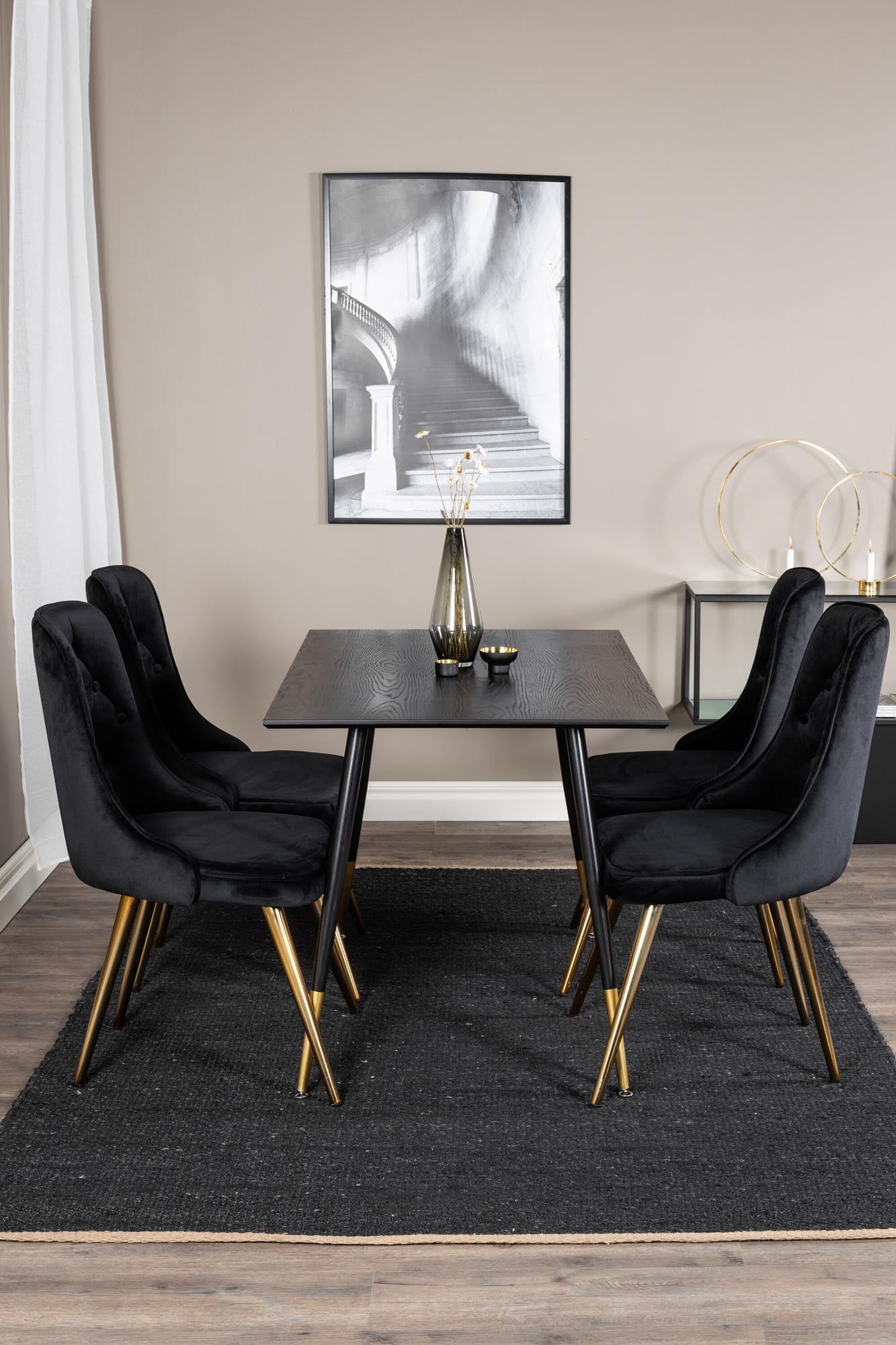 Erleben Sie das Dipp Esszimmerset + Velvet Deluxe von Venture Home: Eleganter 120 cm Esstisch und bequeme Velvet-Stühle für unvergessliche Momente.