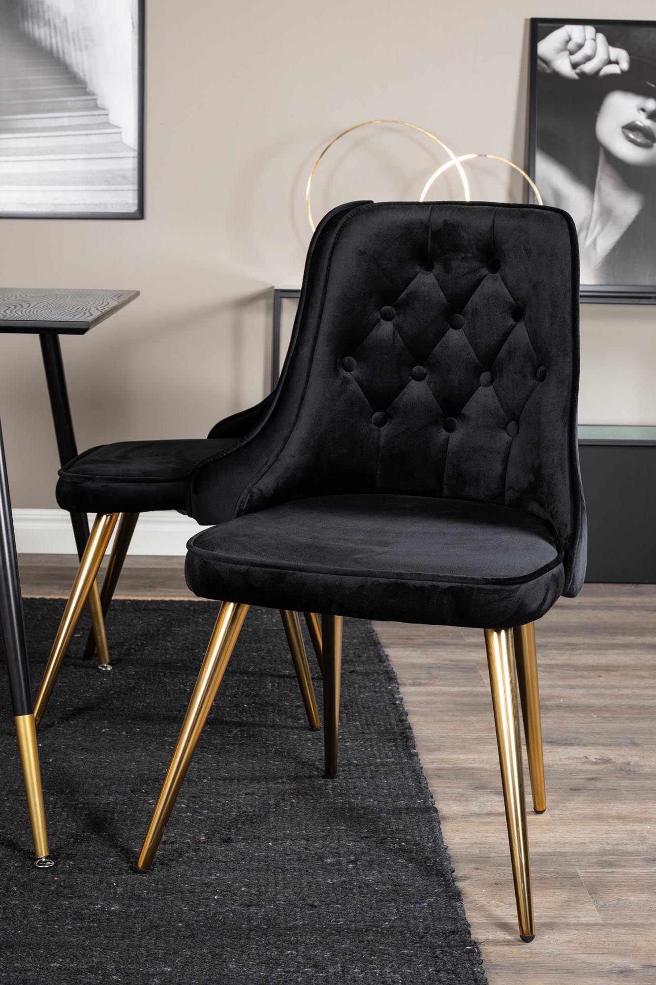 Erleben Sie das Dipp Esszimmerset + Velvet Deluxe von Venture Home: Eleganter 120 cm Esstisch und luxuriöse Velvet-Stühle für unvergessliche Momente.