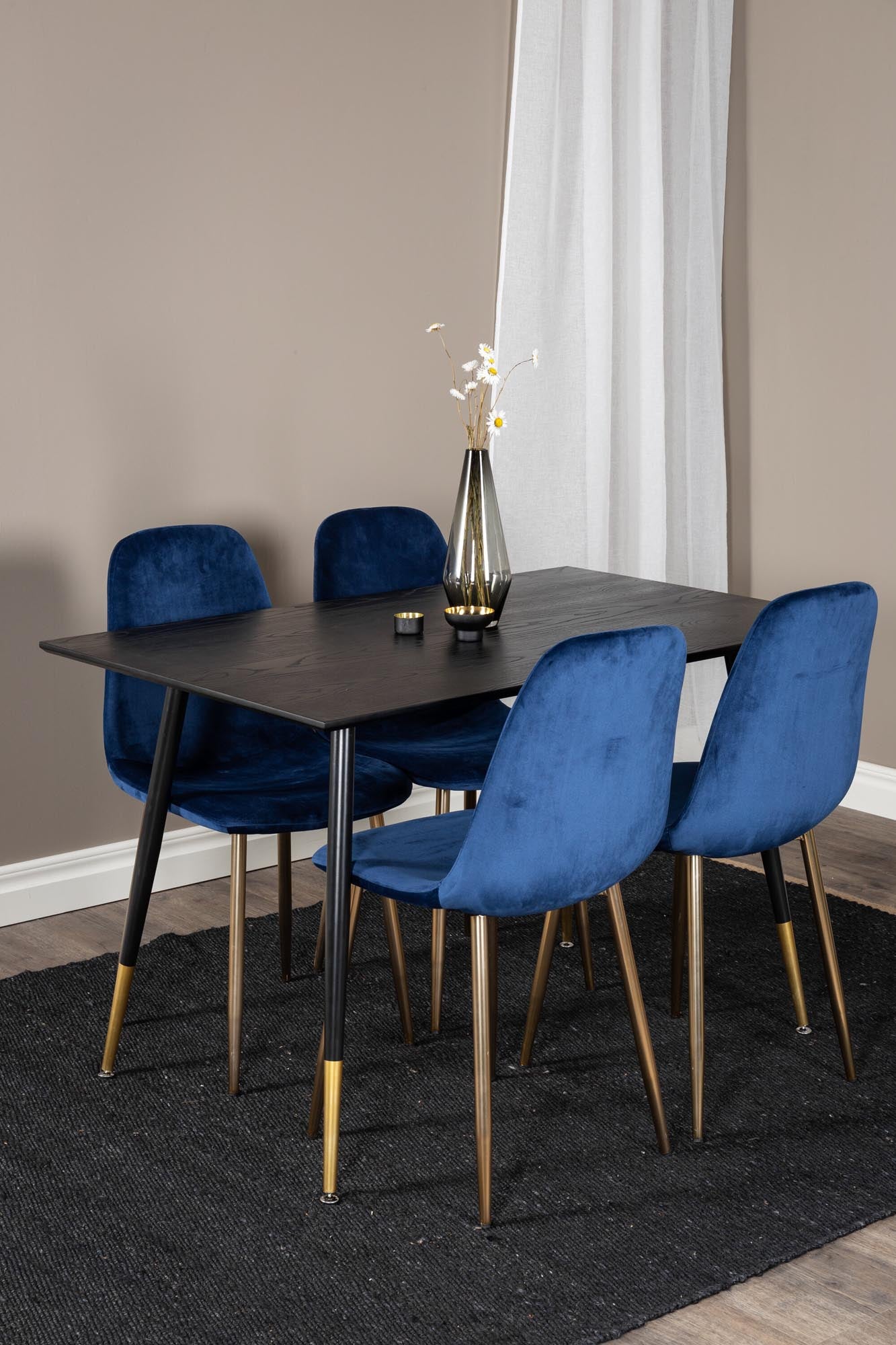 Stilvolles Dipp Esszimmerset mit 120 cm Tisch und 4 Samtstühlen von Venture Home. Perfekt für gesellige Abende und elegantes Ambiente.