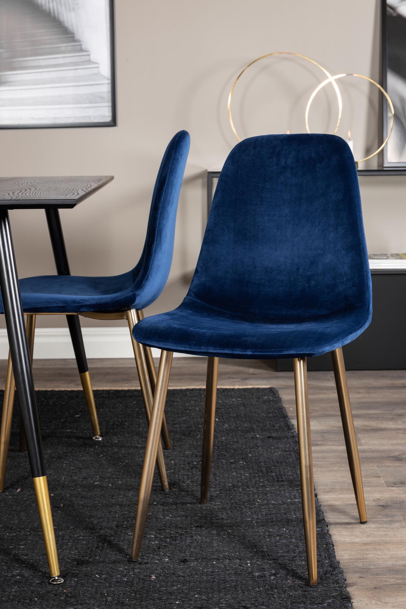 Elegantes Dipp Esszimmerset für moderne Wohnräume von Venture Home.