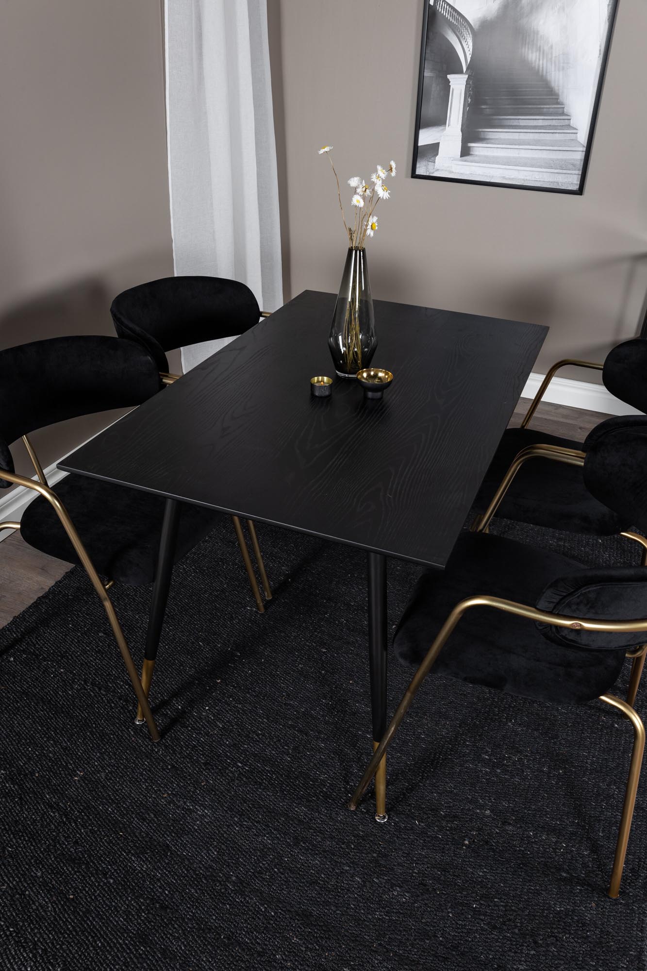 Elegantes Dipp Esszimmerset mit 120 cm Arrow Tisch und 4 stilvollen Samtstühlen von Venture Home – ideal für gesellige Abende und Familienessen.