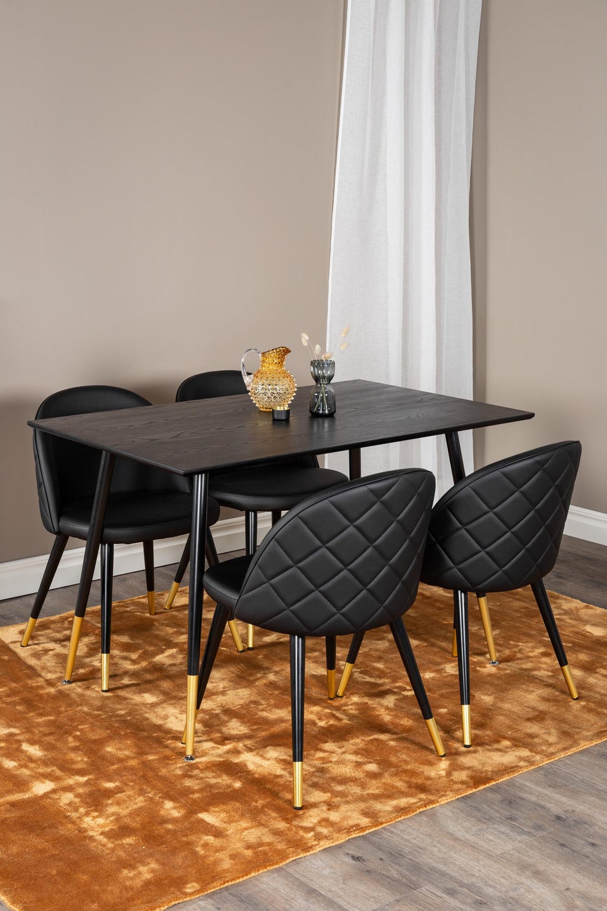 Dipp Esszimmerset + Velvet 120cm/4St. in Schwarz / Gold präsentiert im Onlineshop von KAQTU Design AG. Esszimmerset ist von Venture Home