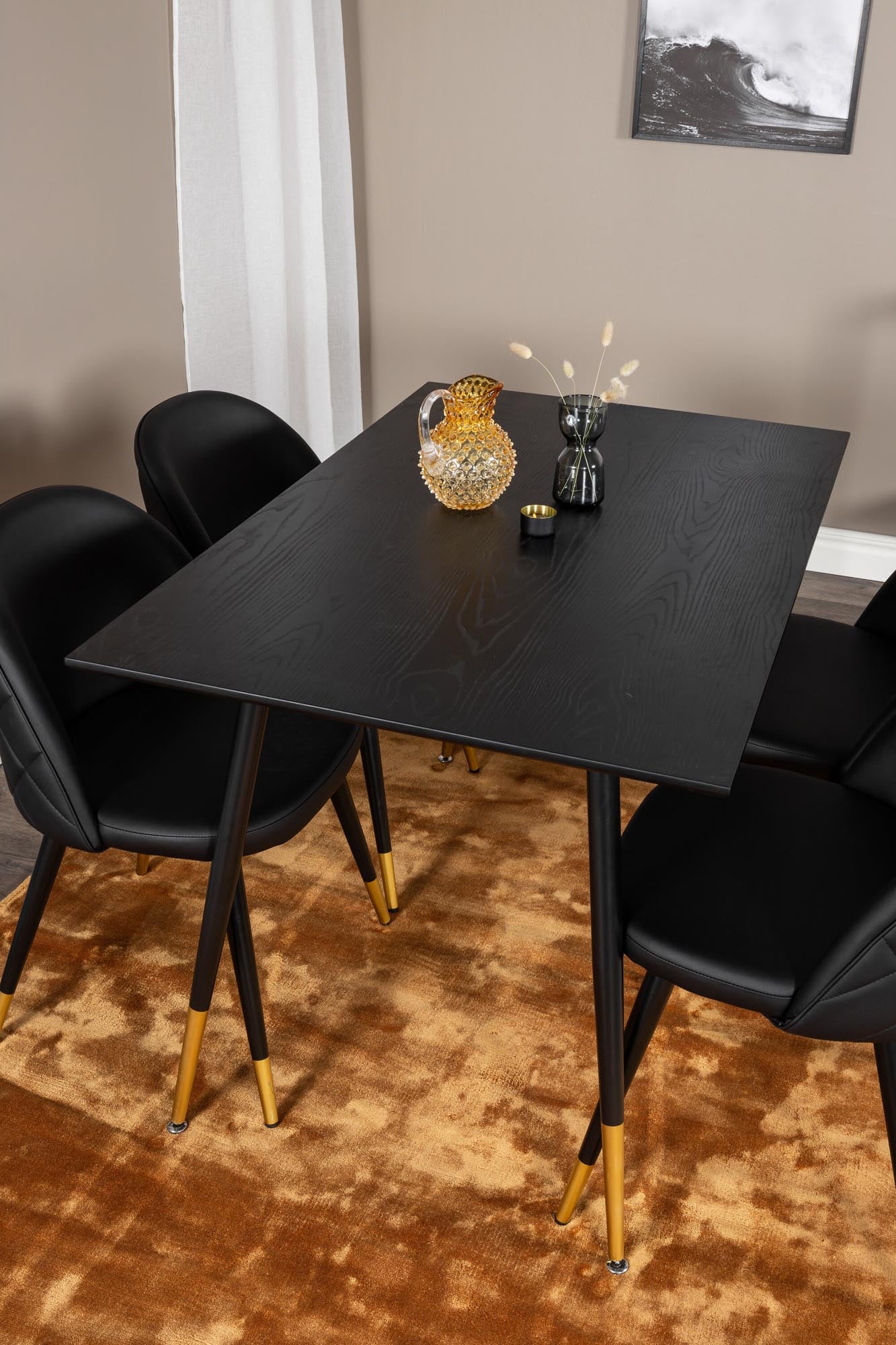 Elegantes Dipp Esszimmerset 120cm mit 4 weichen Samtstühlen.