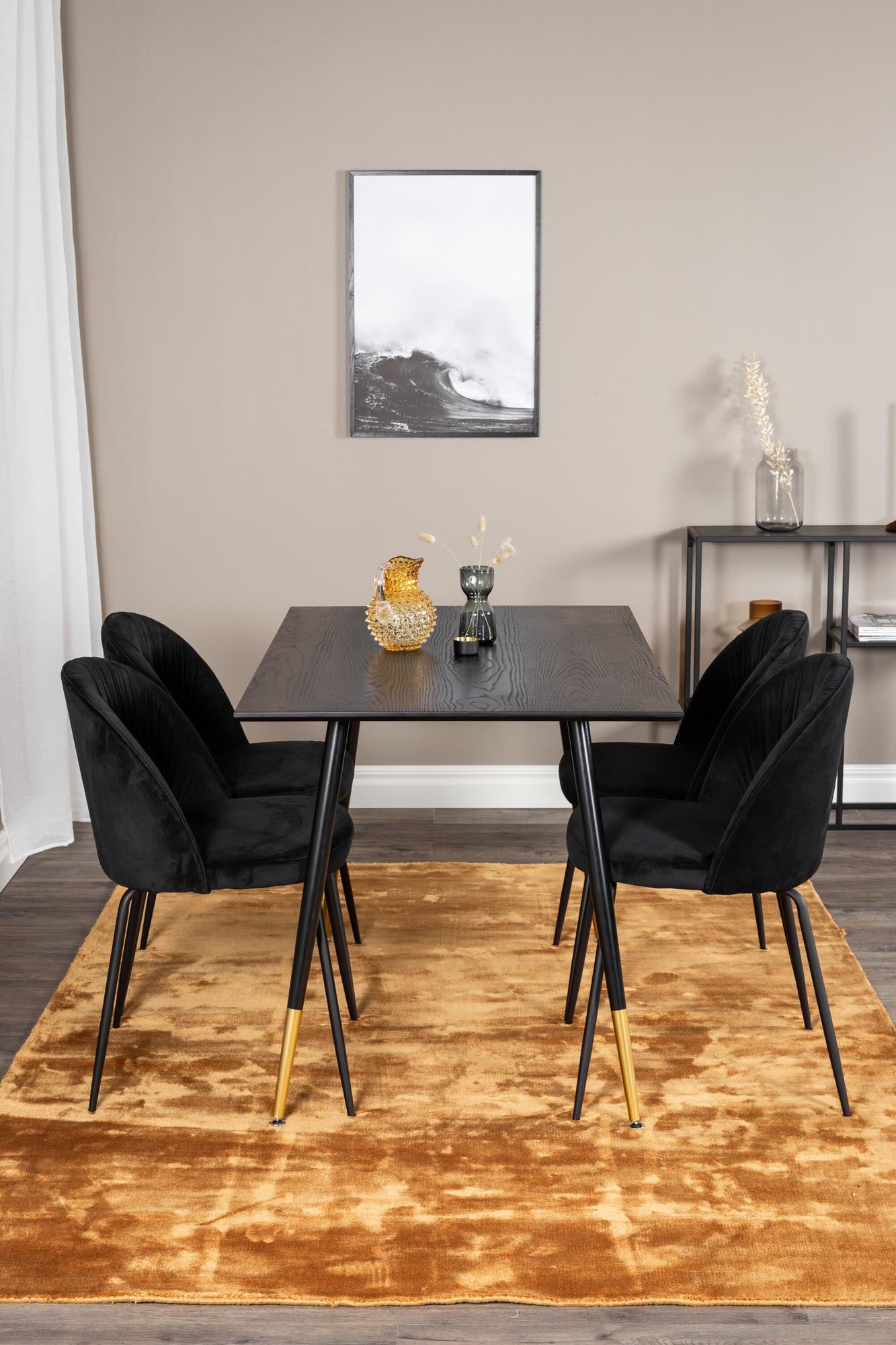 Entdecken Sie das Dipp Esszimmerset + Wrinkles von Venture Home: stilvolle Samtstühle und ein 120 cm Esstisch für gesellige Momente.