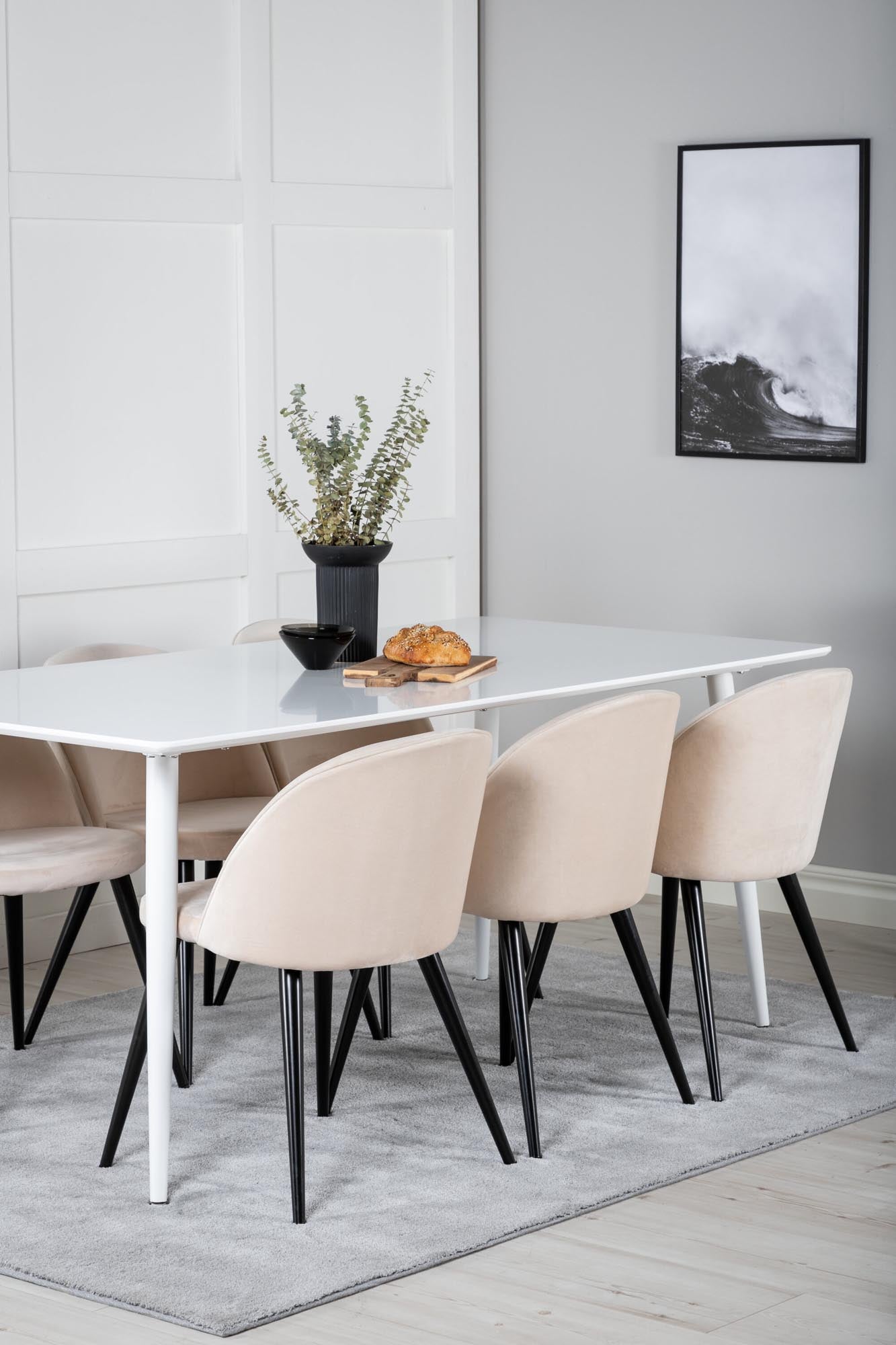 Elegantes Polar Esszimmerset mit robustem Tisch und bequemen Velvet-Stühlen für unvergessliche Dinnerabende. Ideal für bis zu sechs Personen.