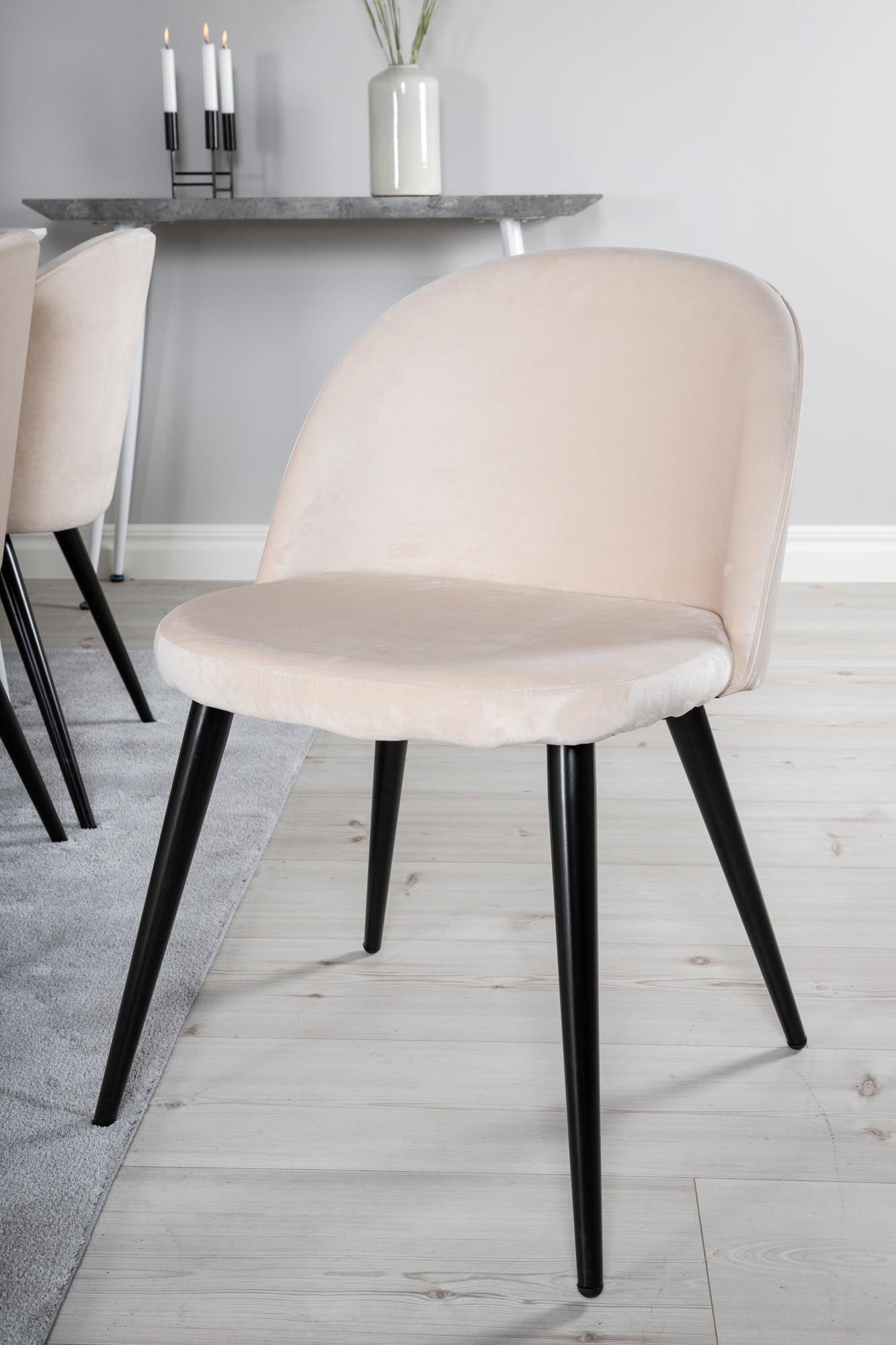 Stilvolles Polar Esszimmerset mit großzügigem Holztisch und luxuriösen Velvet-Stühlen. Perfekt für gesellige Abende mit bis zu sechs Personen.