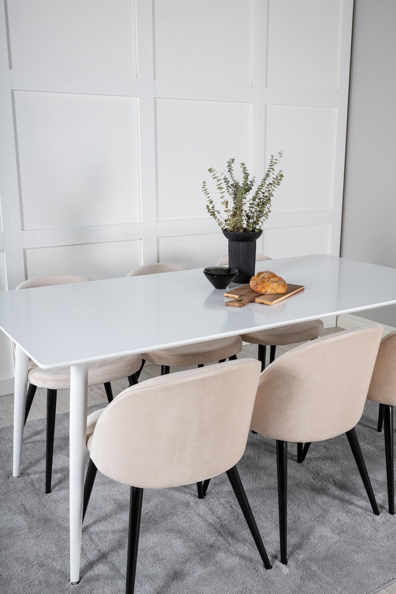 Elegantes Polar Esszimmerset mit robustem Holztisch und bequemen Velvet-Stühlen. Ideal für festliche Anlässe und entspannte Dinnerabende.