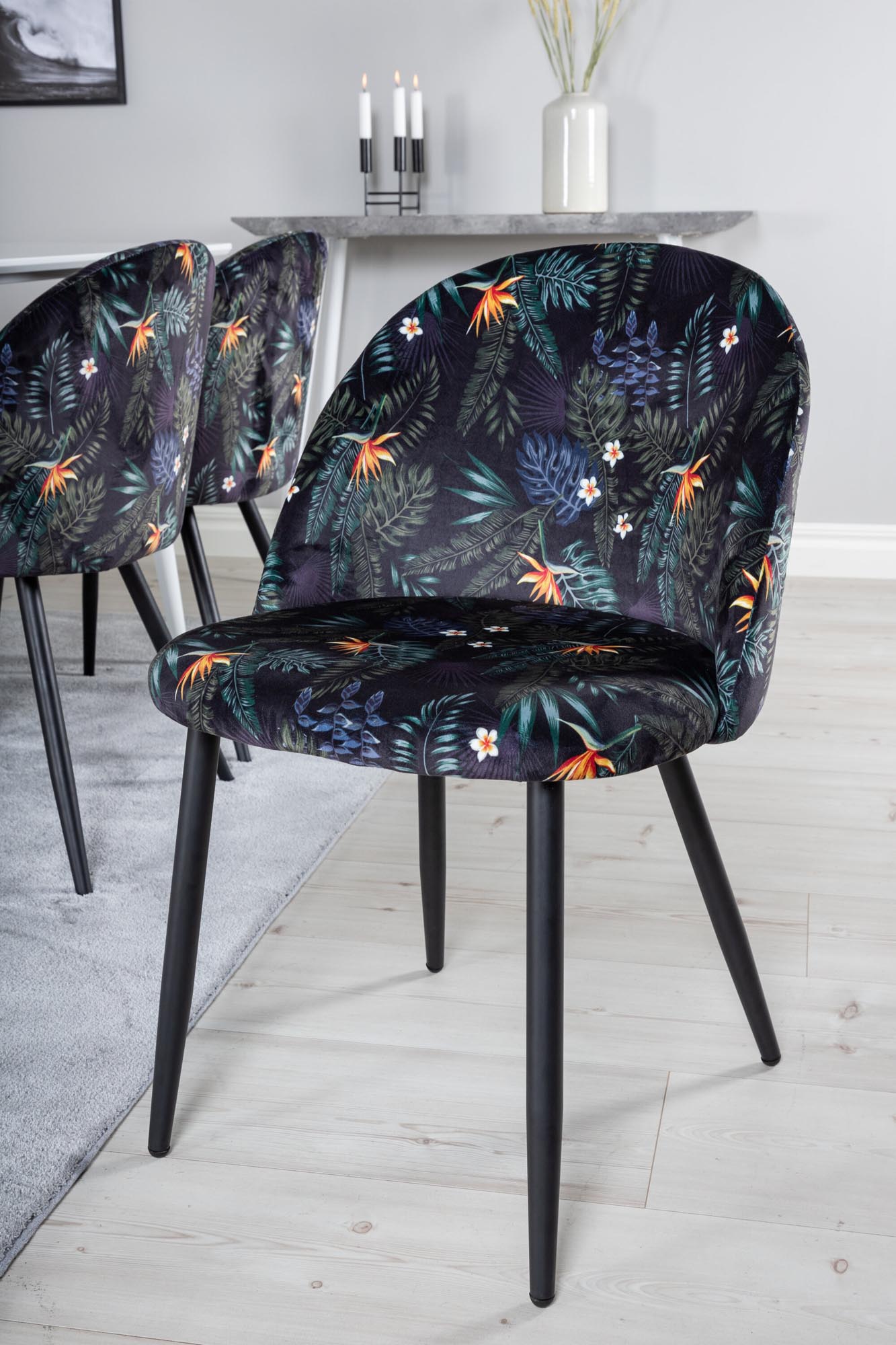 Elegantes Polar Esszimmerset 180cm mit 6 Samtstühlen von Venture Home.