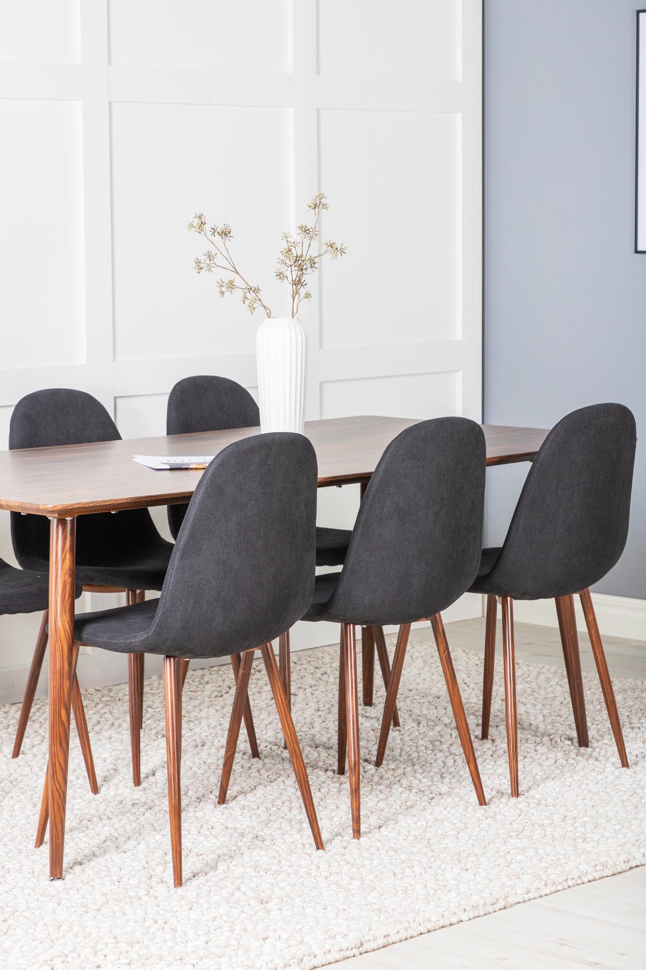 Stilvolles Polar Esszimmerset von Venture Home für 6 Personen. Luxuriöse Samtstühle und großzügiger Tisch schaffen eine einladende Atmosphäre.