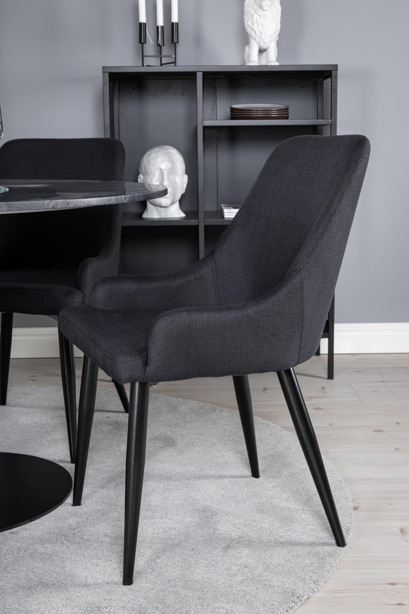 Gestalten Sie Ihr Esszimmer neu mit dem Estelle Esszimmerset + Plaza von Venture Home: eleganter Marmortisch und ergonomische Stühle für gesellige Runden.