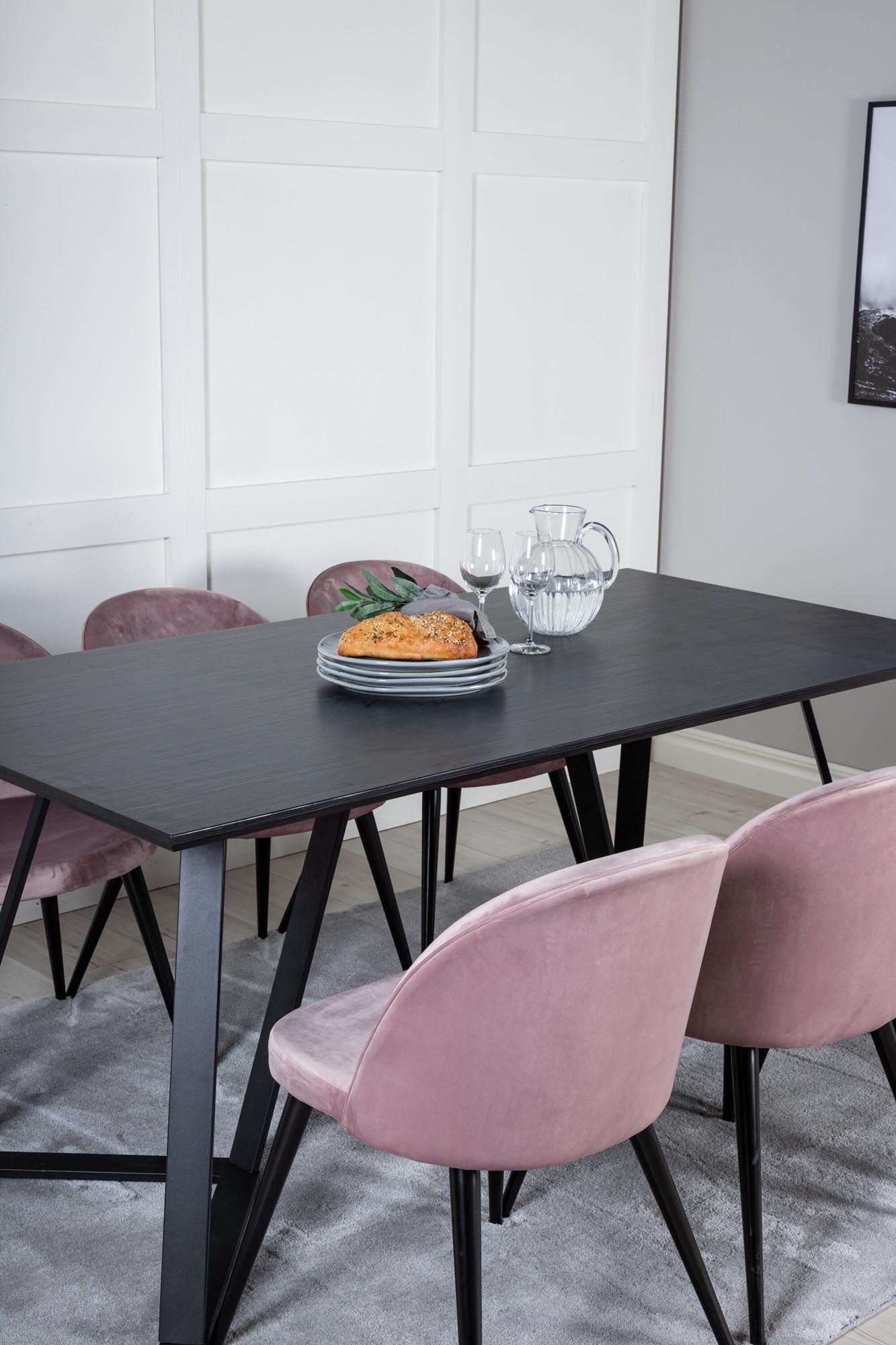 Entdecken Sie das stilvolle Marina Esszimmerset Velvet von Venture Home. Platz für 6 Personen, pflegeleichte Tischplatte und luxuriöse Stühle für unvergessliche Momente.