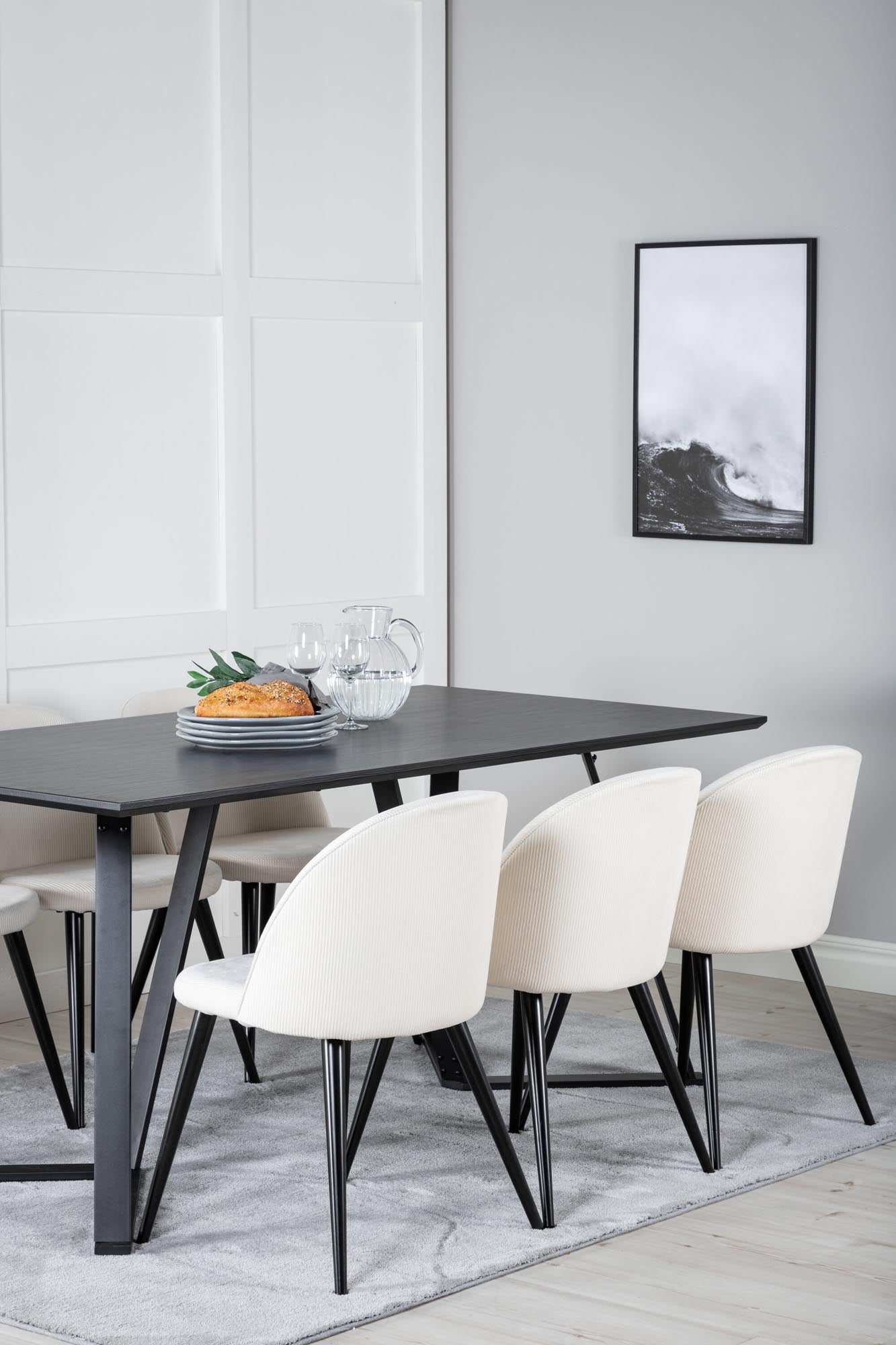 Entdecken Sie das Marina Esszimmerset Velvet von Venture Home – ein elegantes 180 cm Set für 6 Personen, das Komfort und Stil vereint.