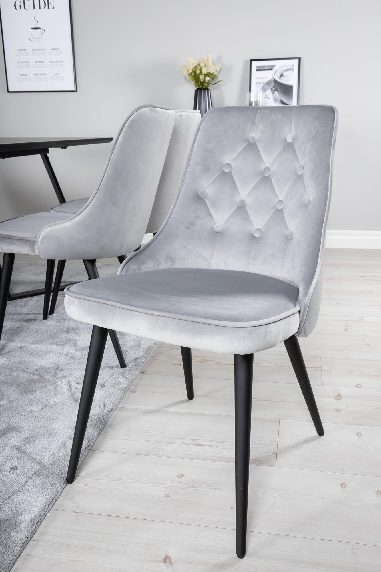 Marina Esszimmerset Velvet: Eleganter Esstisch und bequeme Stühle für gesellige Runden und festliche Anlässe.