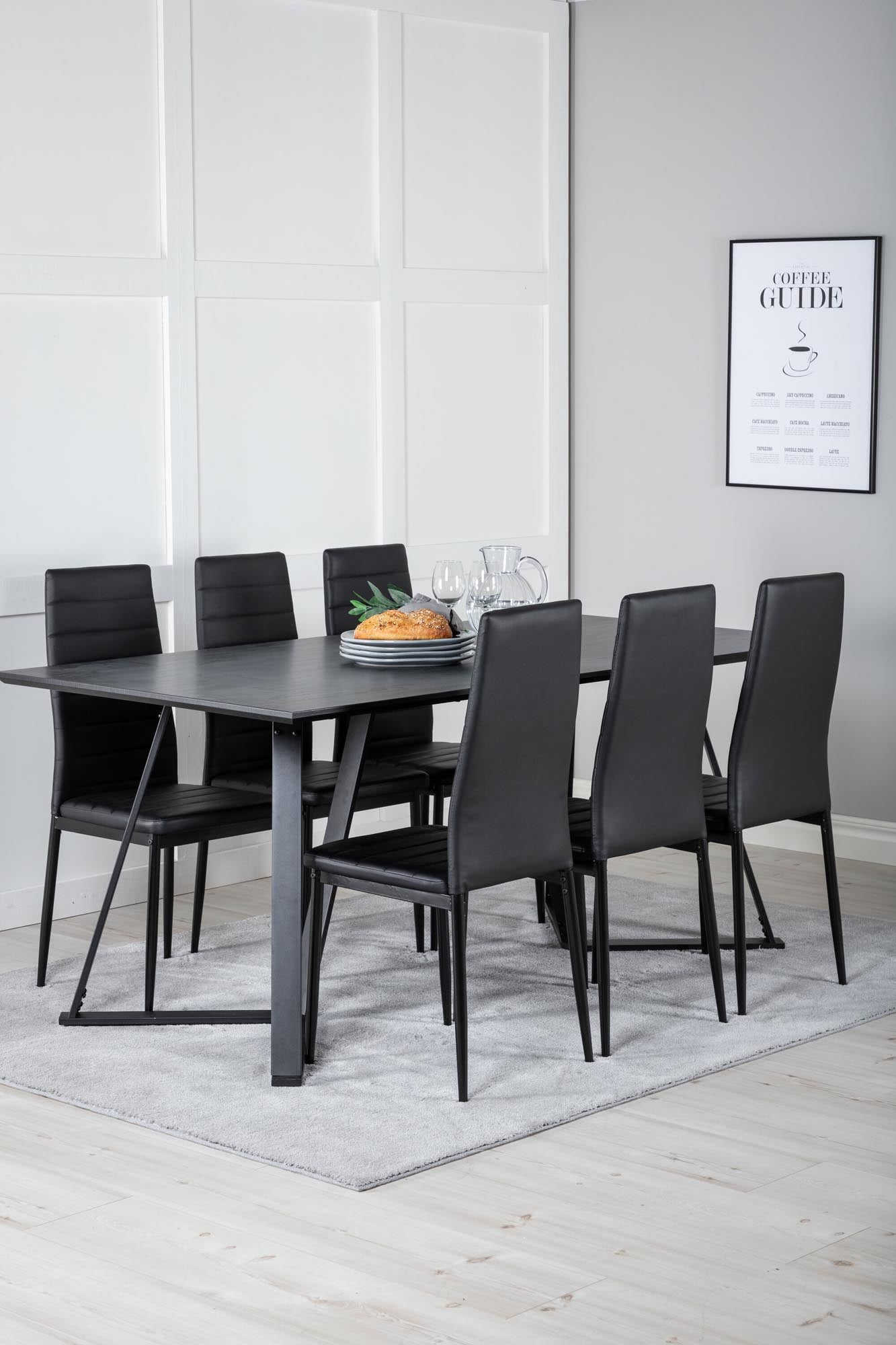 Entdecken Sie das stilvolle Marina Esszimmerset Slim von Venture Home. Platz für 6 Personen, pflegeleichte Tischplatte und elegante Stühle für Ihr Zuhause.