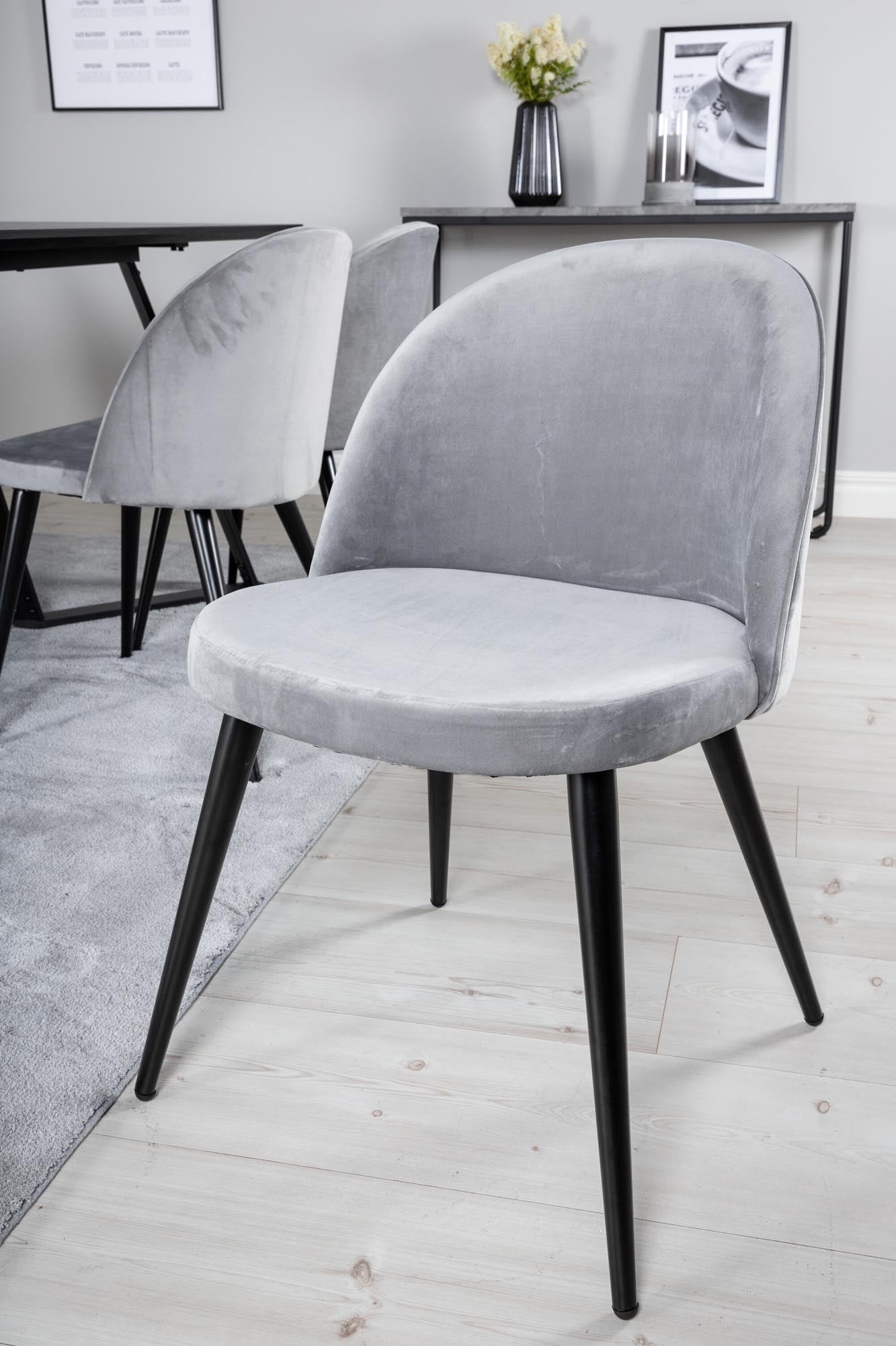 Marina Esszimmerset Velvet: Moderner Esstisch mit stilvollen Stühlen für unvergessliche Momente. Perfekt für gesellige Runden und festliche Anlässe.