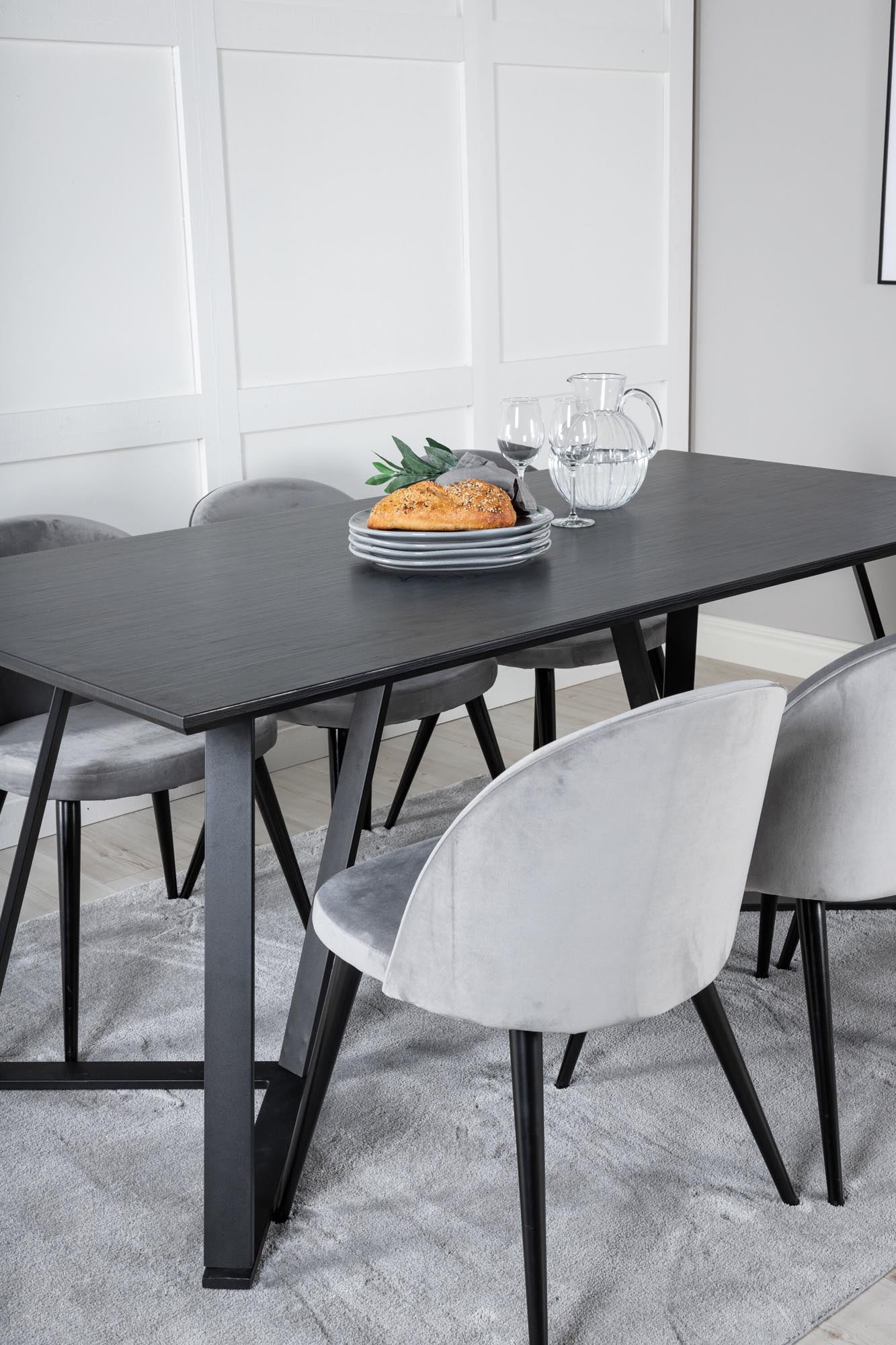 Marina Esszimmerset Velvet: Eleganter Esstisch mit luxuriösen Stühlen für stilvolle Dinner und gesellige Abende. Ideal für jedes Zuhause.