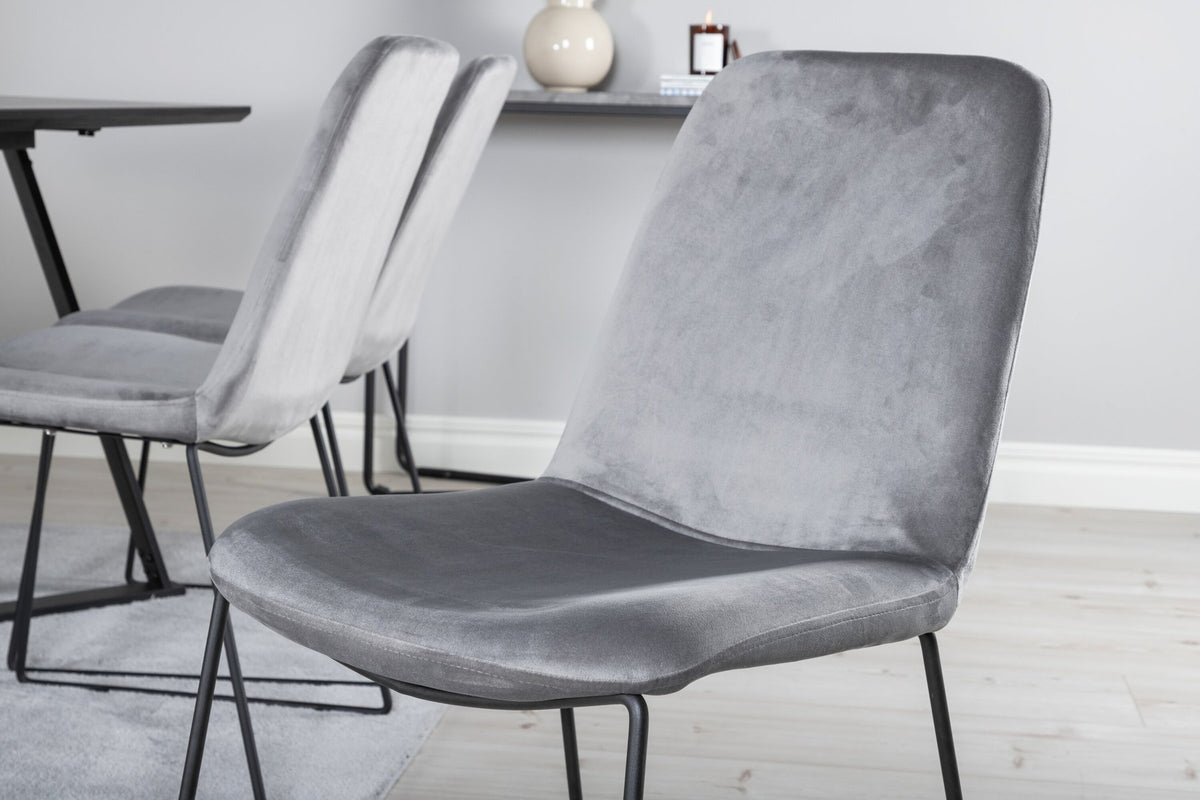 Zwei graue Esszimmerstühle mit schwarzem Stahlgestell und rechteckiger Esstisch aus MDF mit schwarzer Tischplatte, 180x90 cm.