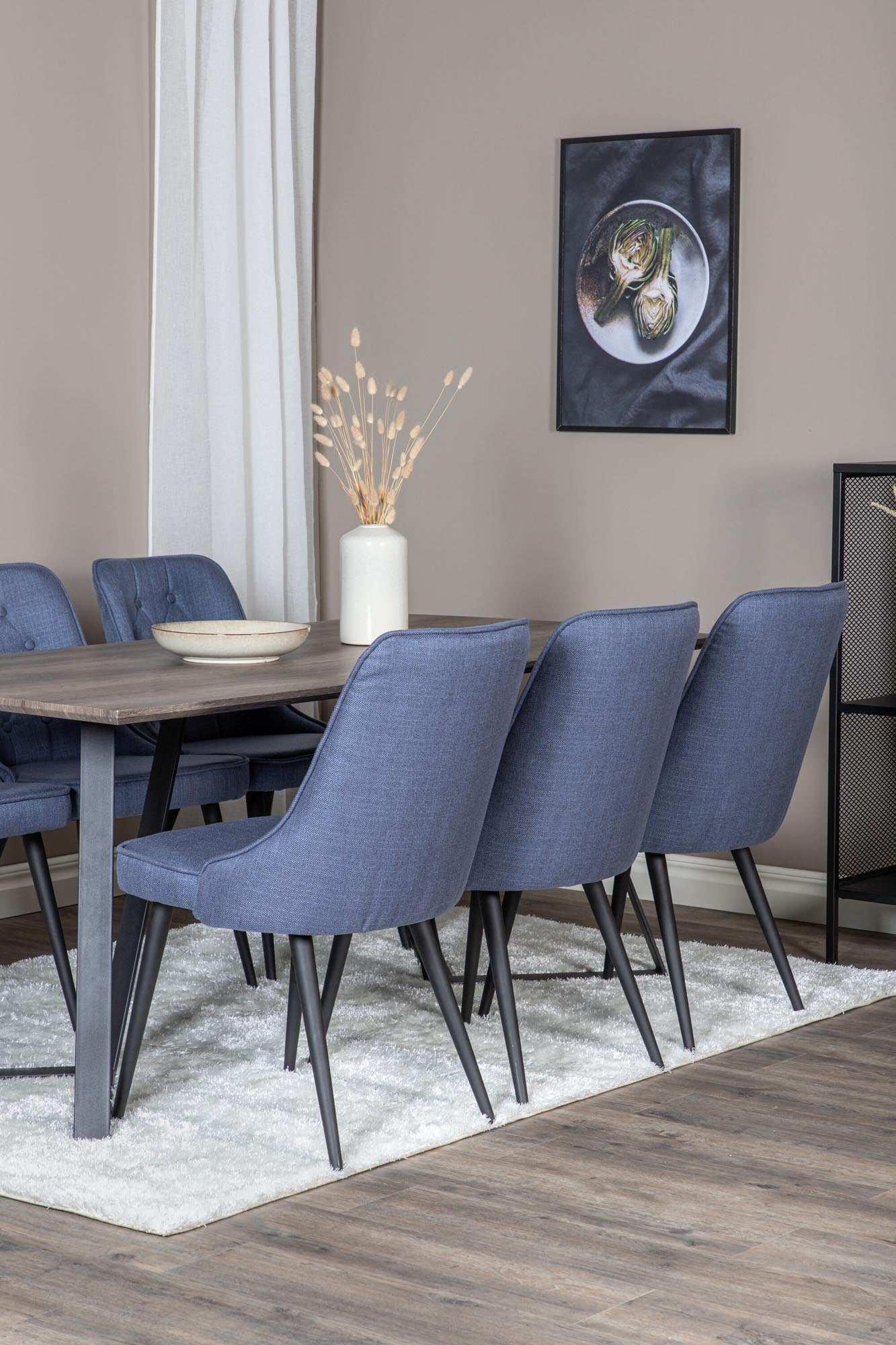 Entdecken Sie das Marina Esszimmerset von Venture Home: 180 cm Tisch und 6 luxuriöse Velvet-Stühle. Ideal für gesellige Abende und stilvolle Einrichtung.