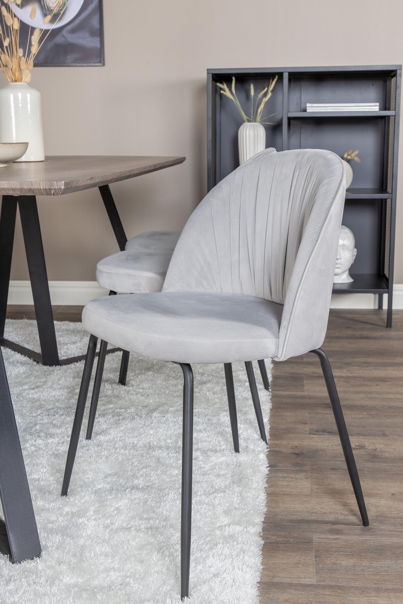 Elegantes Esszimmerset Marina: 180 cm Holztisch mit 6 komfortablen Samtstühlen für stilvolle Familienessen und gesellige Abende.