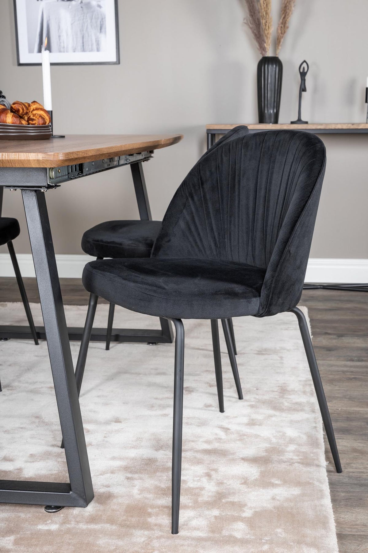 Inca Esszimmerset ausziehbar (Wrinkles) 160cm/4St. in Schwarz präsentiert im Onlineshop von KAQTU Design AG. Esszimmerset ist von Venture Home