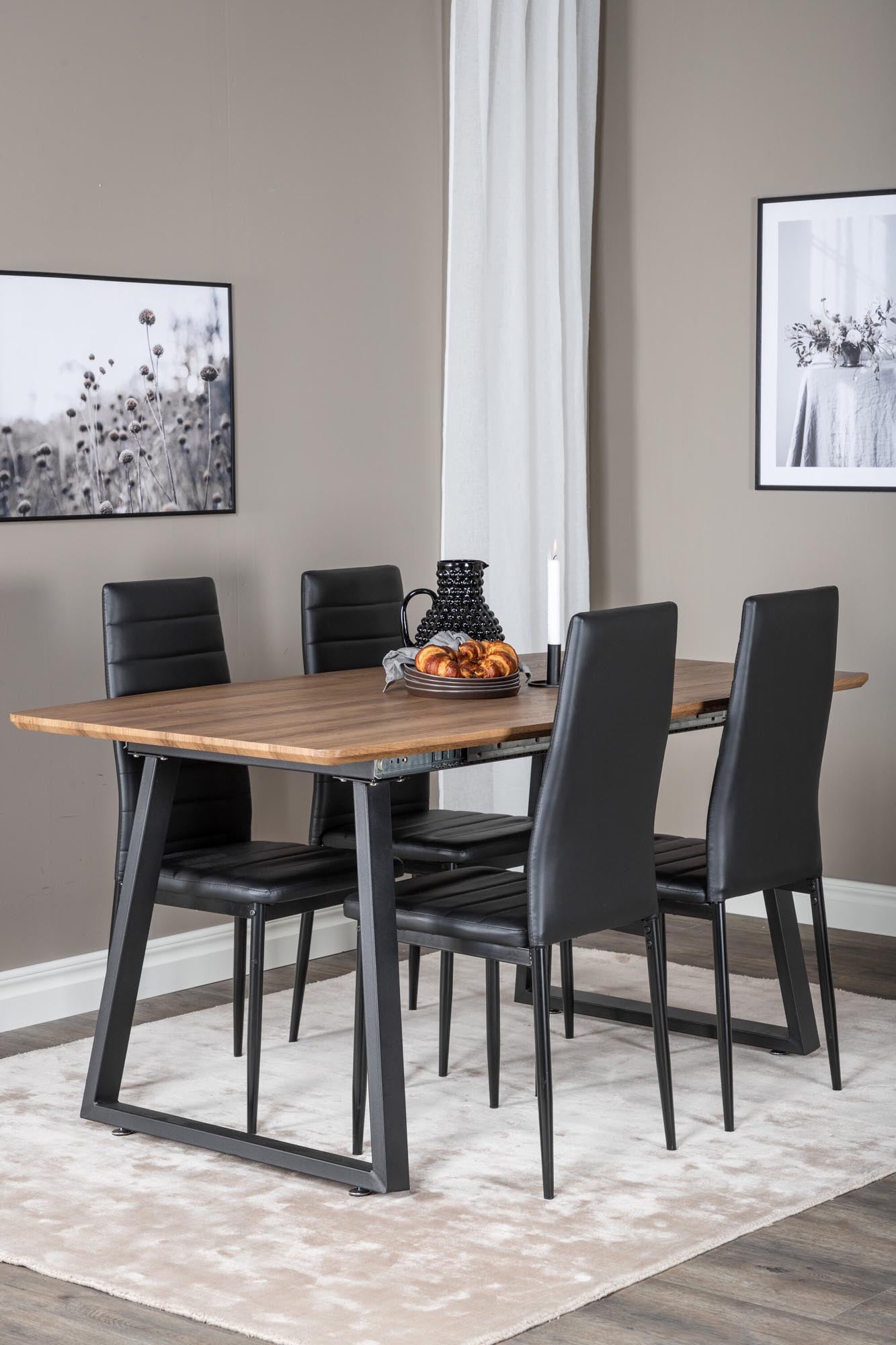 Entdecken Sie das Inca Esszimmerset von Venture Home: Ausziehbarer Tisch und elegante Stühle für ein modernes, einladendes Esszimmer.