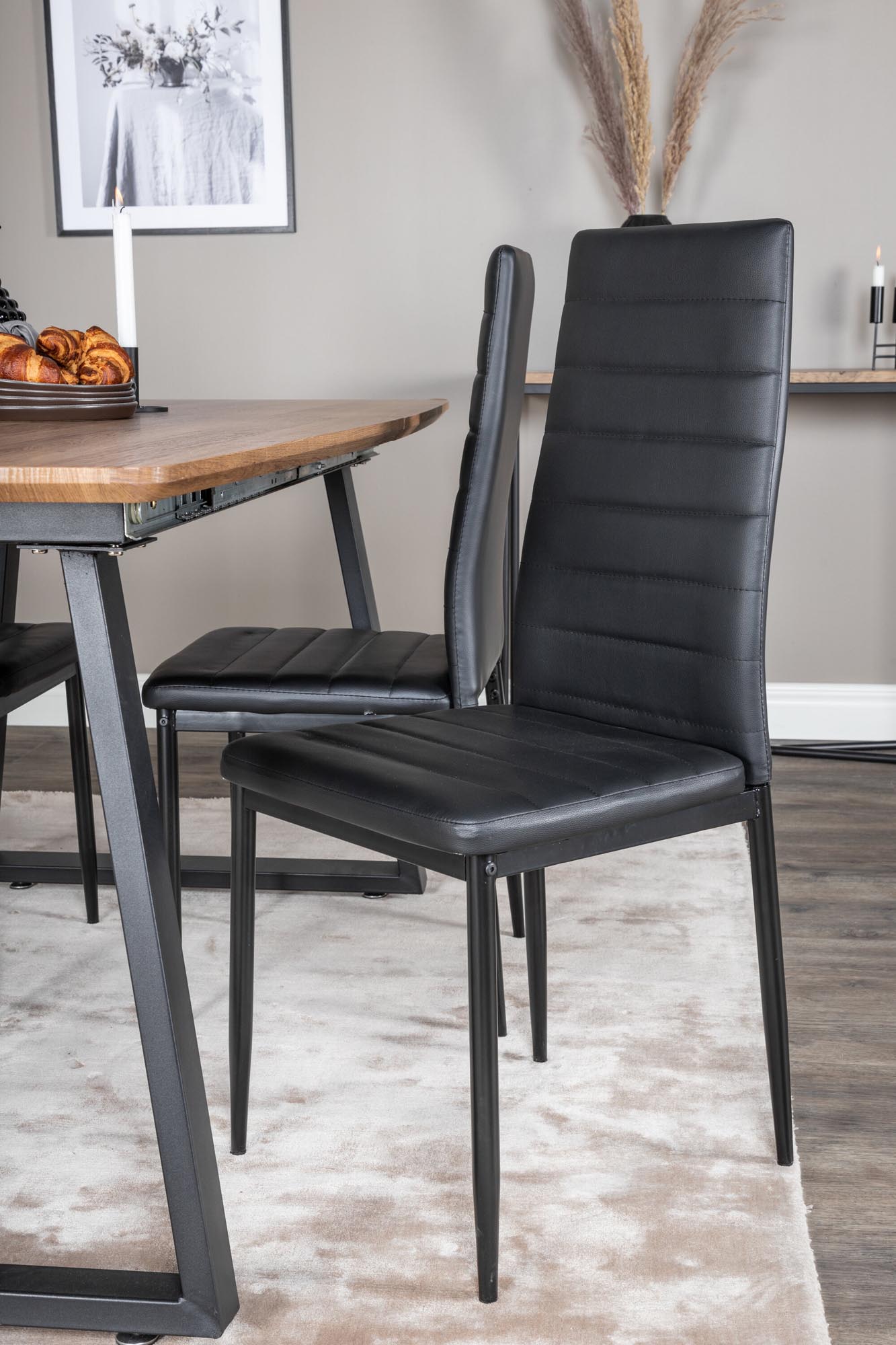 Elegantes Inca Esszimmerset, erweiterbar für stilvolle Dinner.