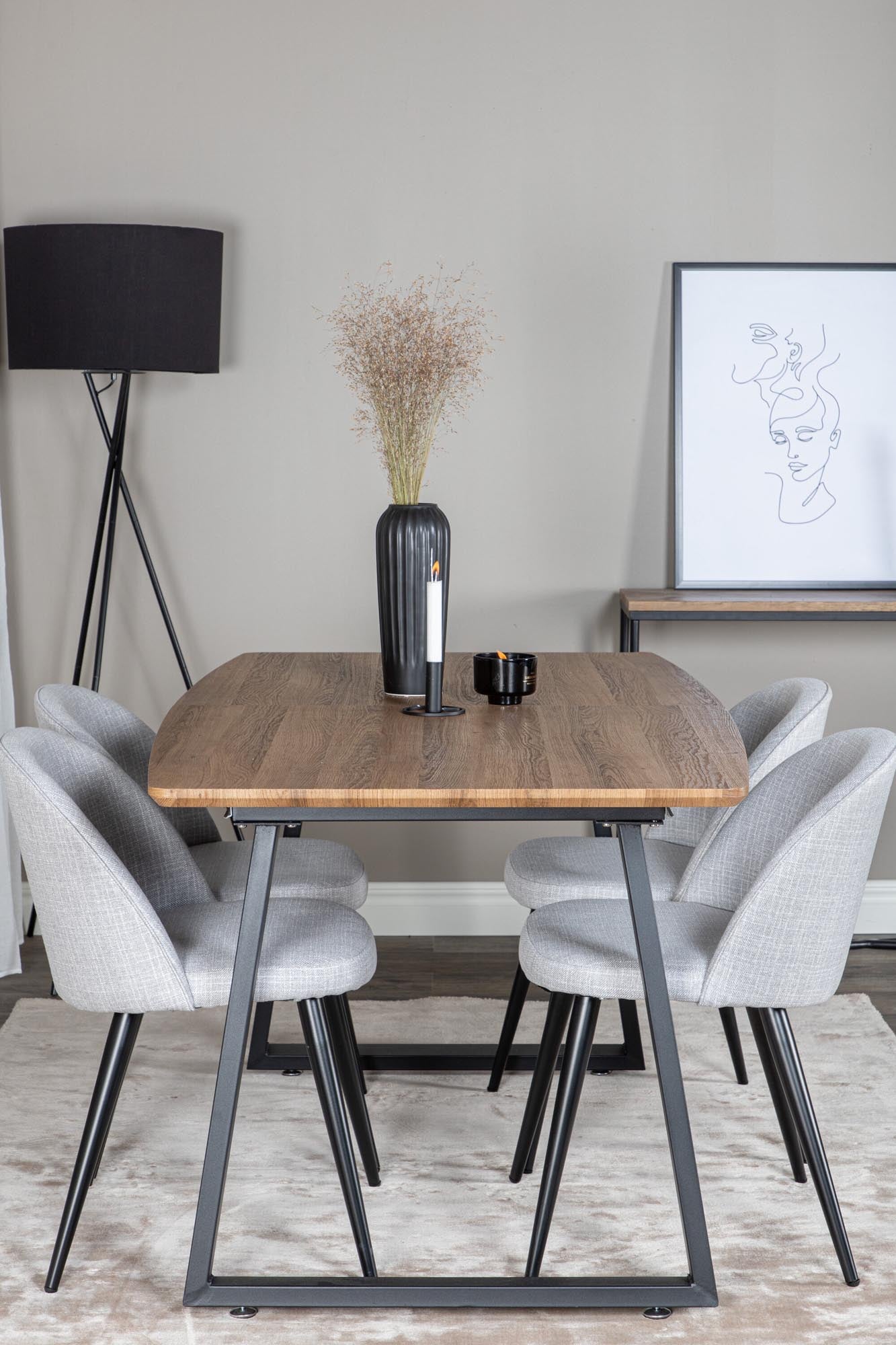 Erleben Sie das stilvolle Inca Esszimmerset von Venture Home: Ausziehbarer Tisch, edle Samtstühle und perfekt für festliche Anlässe mit bis zu 8 Gästen.