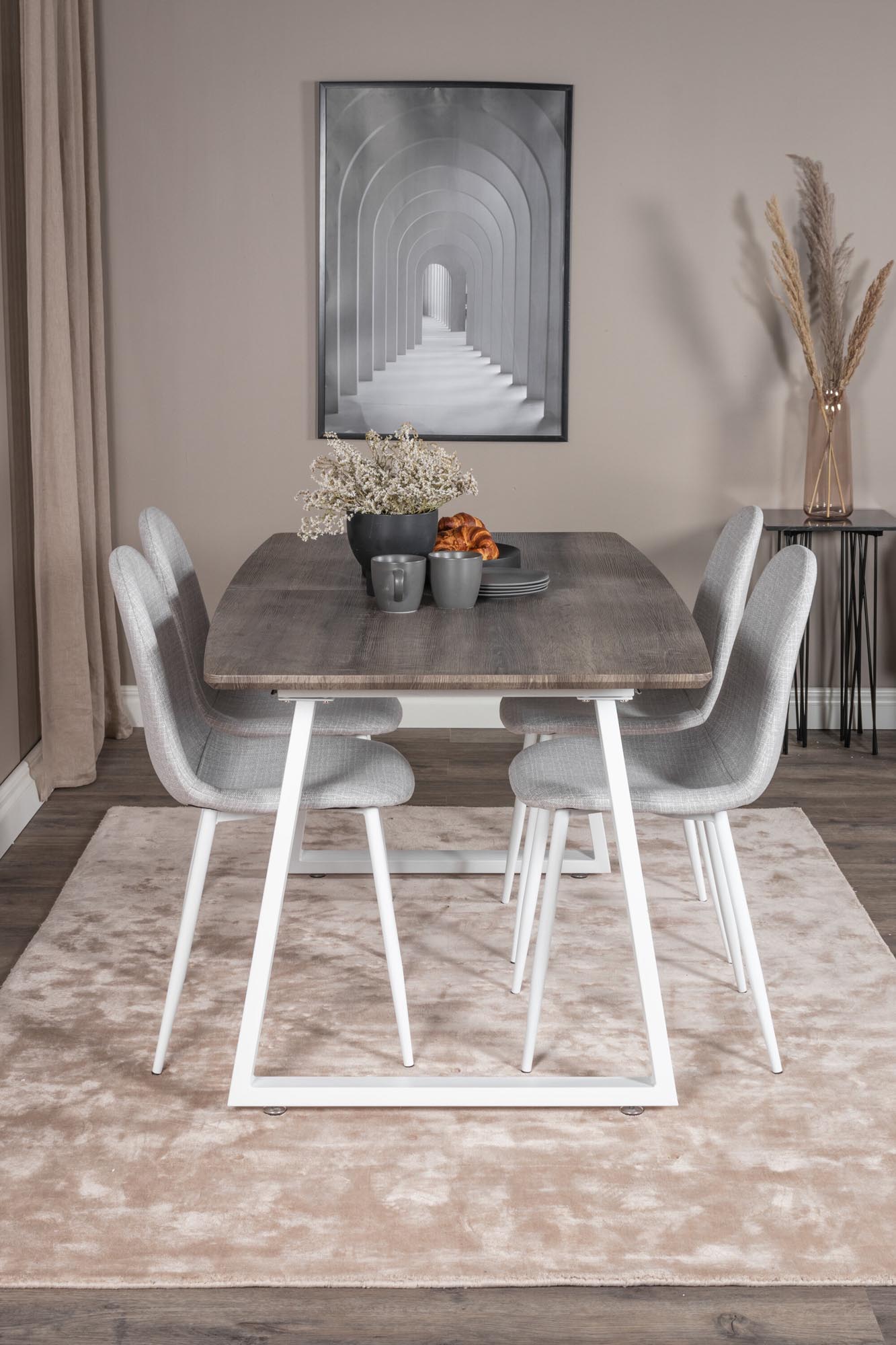 Entdecken Sie das stilvolle Inca Esszimmerset: Ausziehbarer Tisch (160 cm) und 4 bequeme Stühle, ideal für gesellige Abende und Familienfeiern.