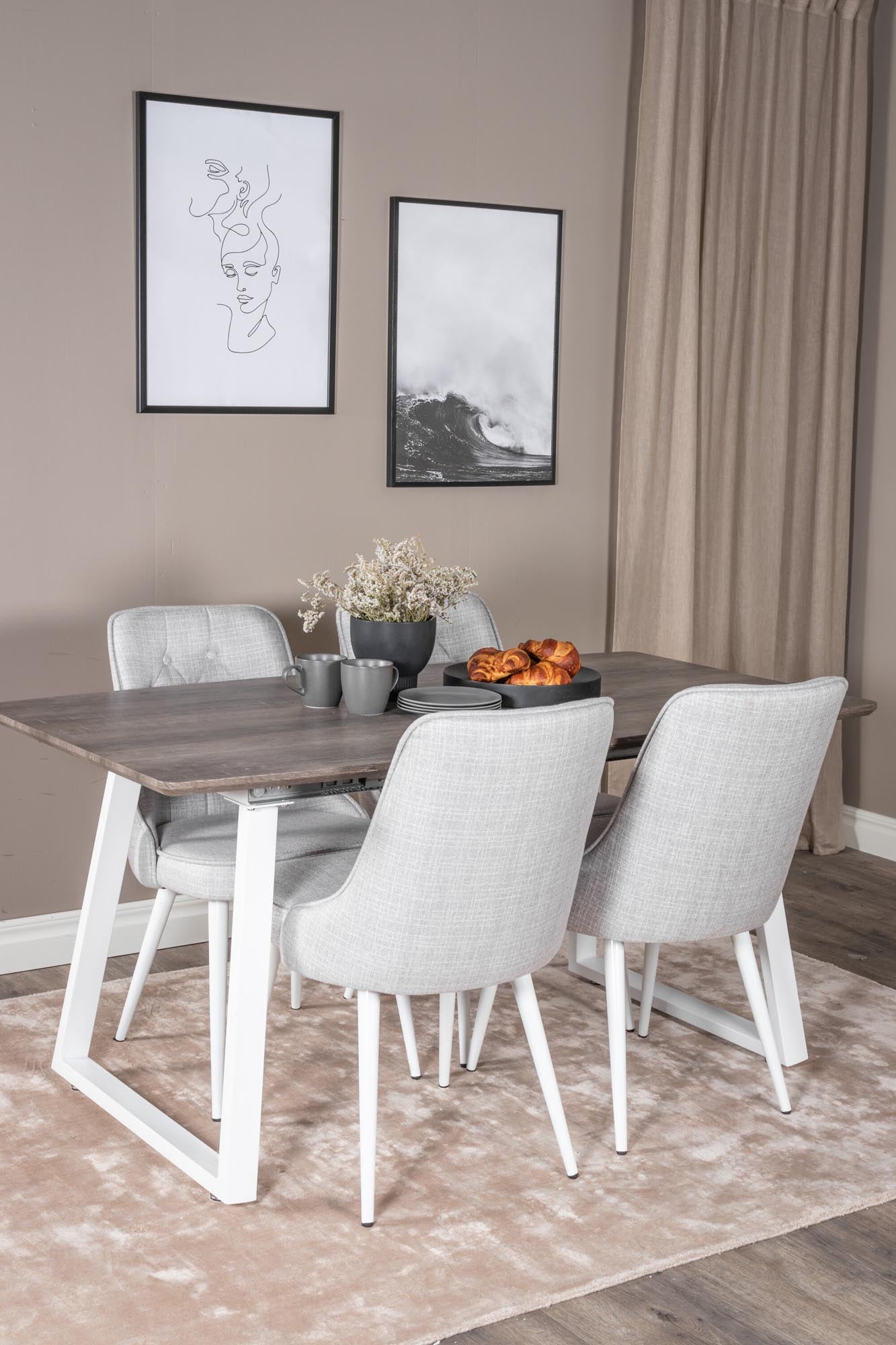 Erleben Sie das Inca Esszimmerset von Venture Home: Eleganter, ausziehbarer Tisch für gesellige Abende und luxuriöse Samt-Stühle für höchsten Komfort.