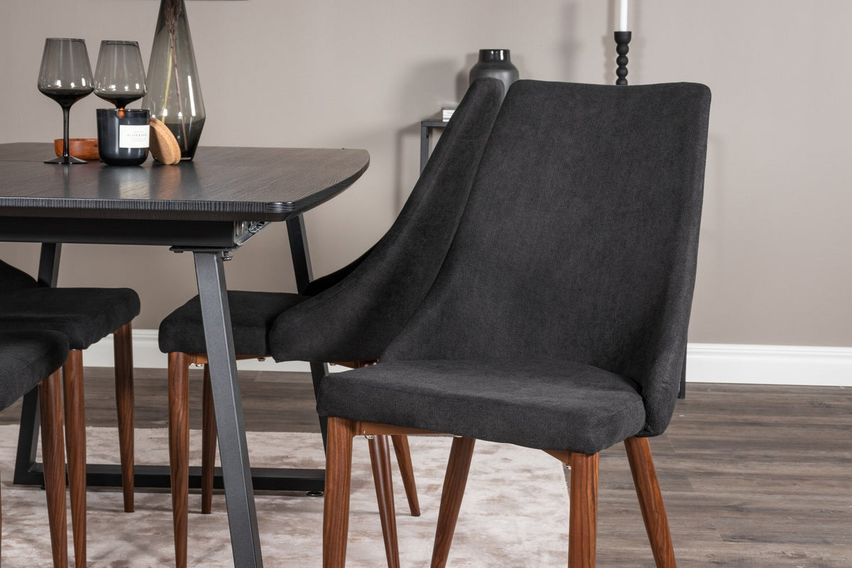 Zwei schwarze Esszimmerstühle mit Stahlbeinen und ausziehbarer schwarzer Esstisch mit MDF-Platte, Serie Leone & Inca von Venture Home.