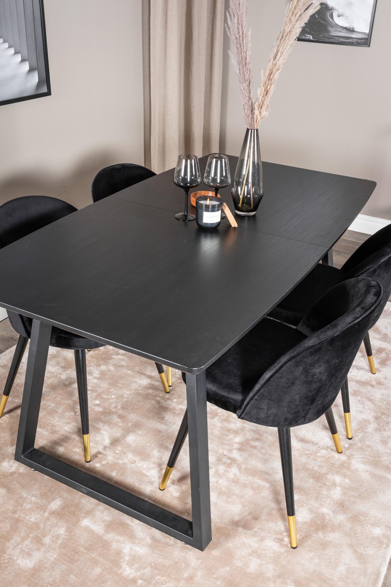 Erleben Sie das Inca Esszimmerset von Venture Home: Eleganter, ausziehbarer Tisch für gesellige Abende und luxuriöse Samt-Stühle für höchsten Komfort.