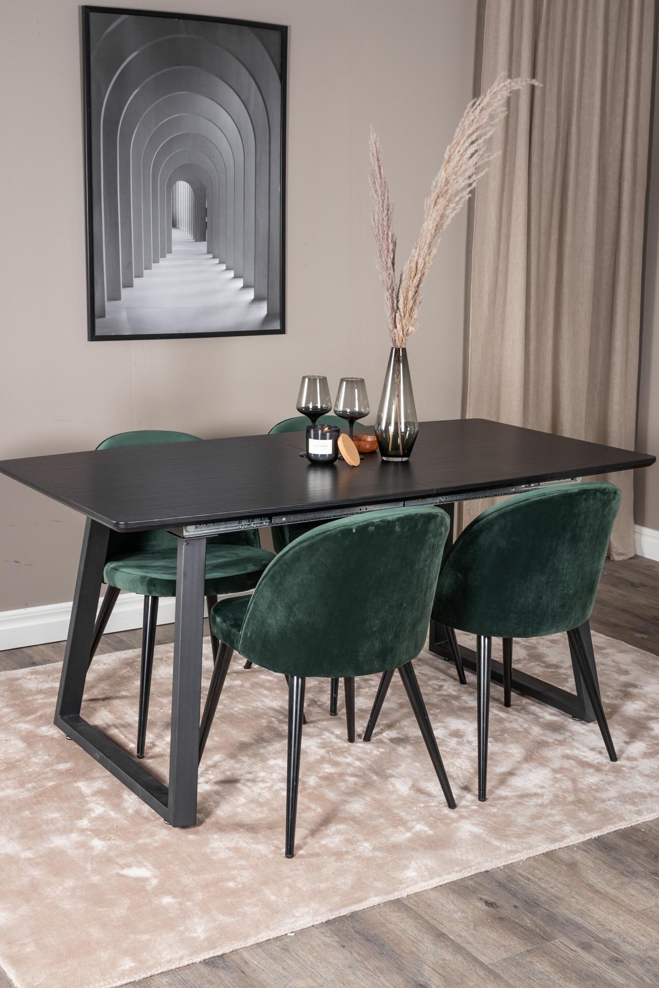 Entdecken Sie das Inca Esszimmerset von Venture Home: Ausziehbarer Tisch für bis zu 8 Personen, luxuriöse Samt-Stühle, ideal für festliche Anlässe.