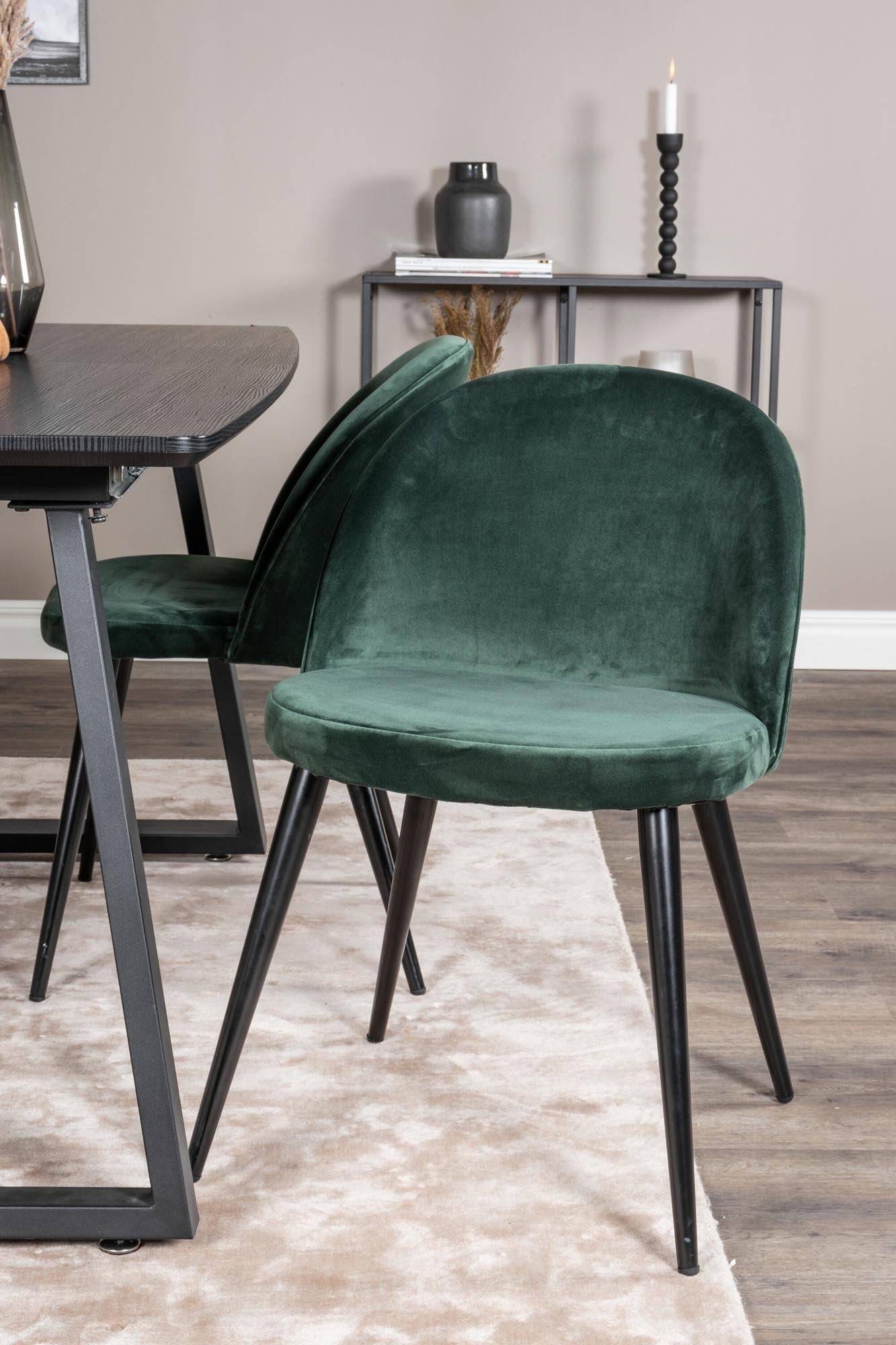 Erleben Sie das Inca Esszimmerset von Venture Home: Eleganter, ausziehbarer Tisch für gesellige Abende und luxuriöse Samt-Stühle für höchsten Komfort.