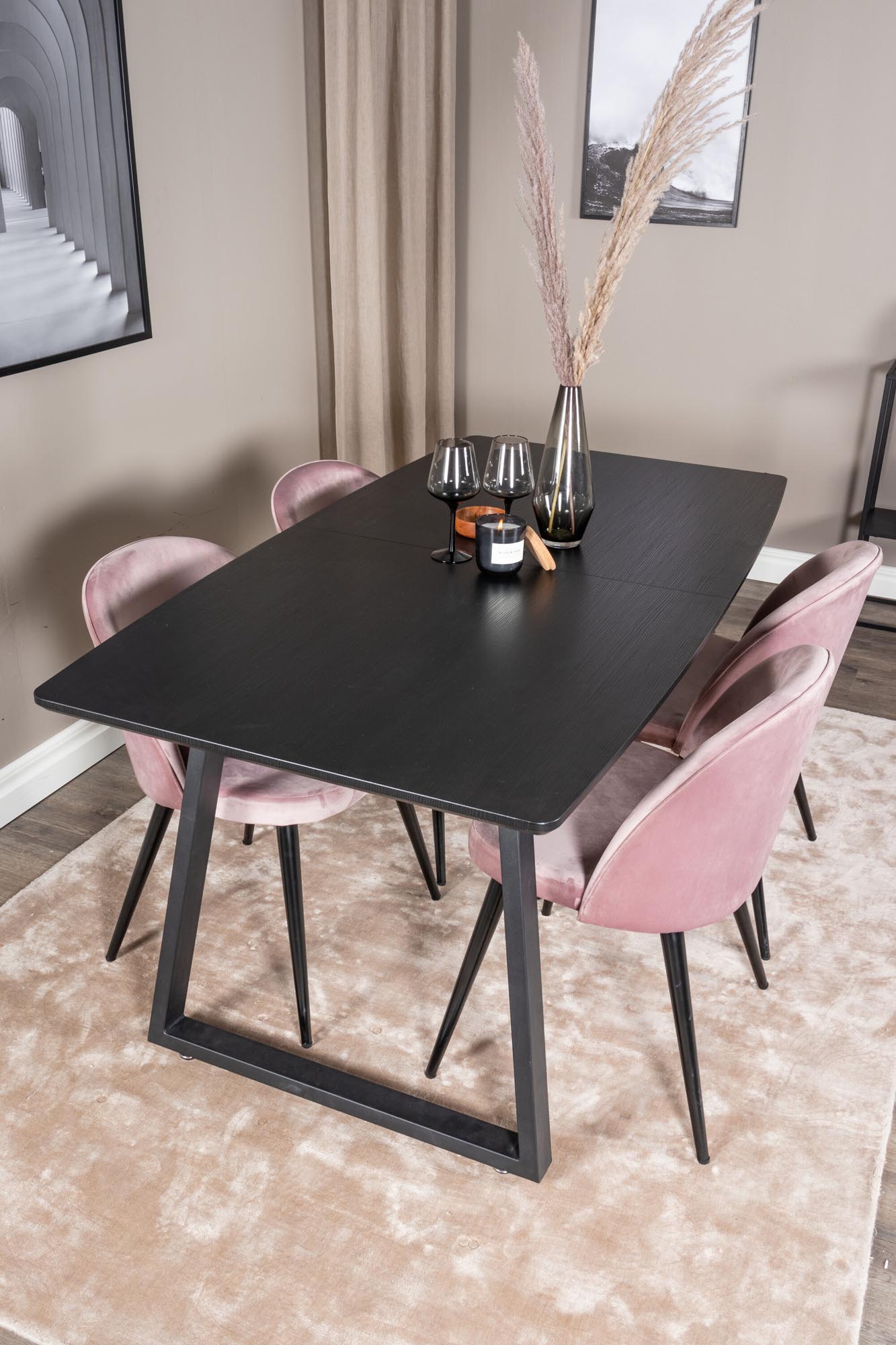 Erleben Sie das Inca Esszimmerset von Venture Home: Ein eleganter, ausziehbarer Esstisch (160 cm) und bequeme Samtstühle für gesellige Abende.