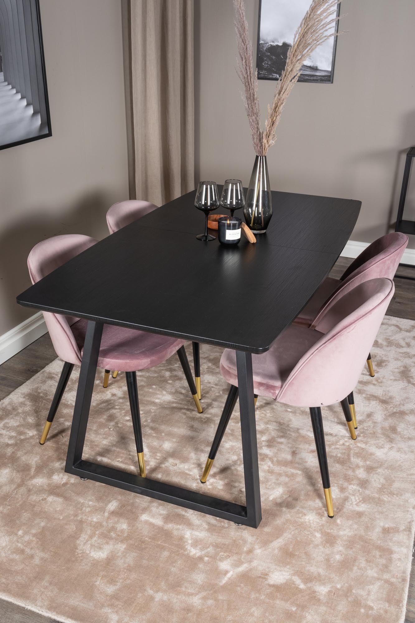 Inca Esszimmerset: Eleganter, ausziehbarer Esstisch mit luxuriösen Samtstühlen. Perfekt für Familienfeiern und stilvolle Mahlzeiten.