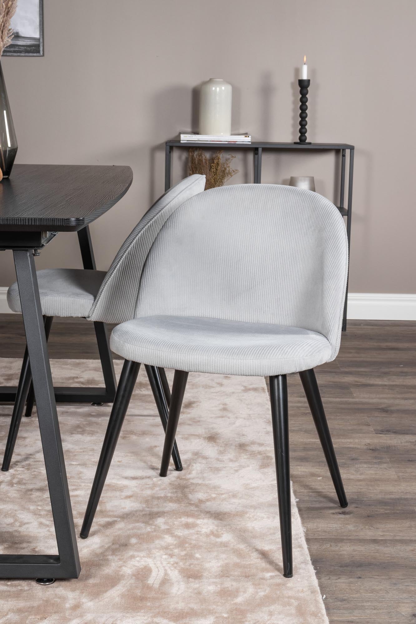 Entdecken Sie das Inca Esszimmerset von Venture Home: Ausziehbarer Tisch für bis zu 8 Personen und stilvolle Samt-Stühle für ein elegantes Esszimmer.