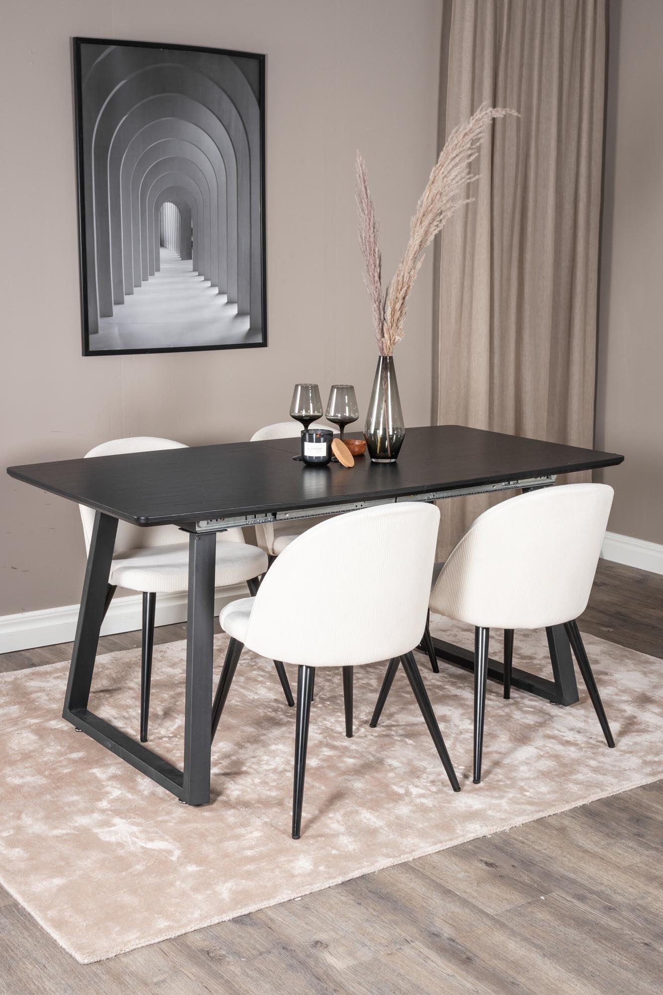 Erleben Sie das Inca Esszimmerset von Venture Home: Eleganter, ausziehbarer Tisch für gesellige Abende und luxuriöse Samt-Stühle für höchsten Komfort.