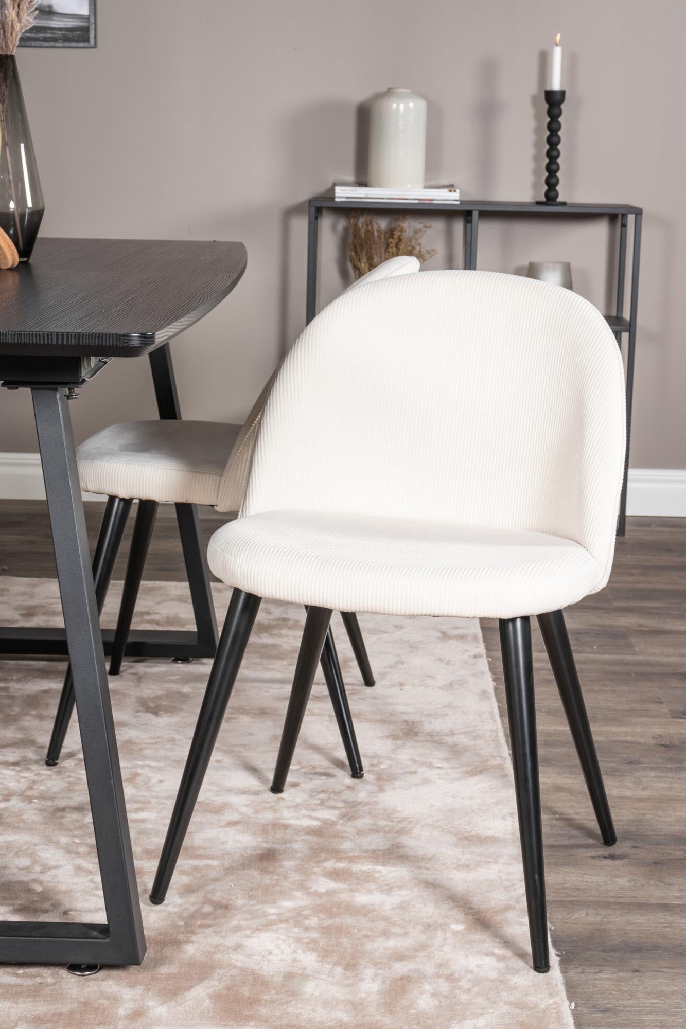 Entdecken Sie das Inca Esszimmerset von Venture Home: Ausziehbarer Tisch für bis zu 8 Personen und stilvolle Samt-Stühle für ein elegantes Esszimmer.