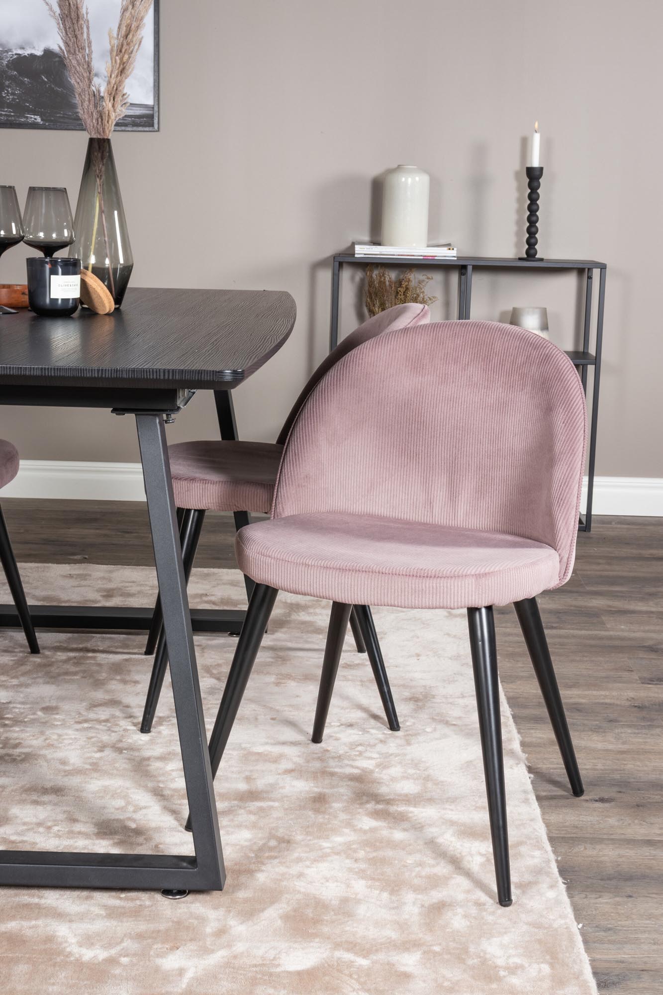 Erleben Sie das Inca Esszimmerset von Venture Home: Eleganter, ausziehbarer Tisch für gesellige Abende und luxuriöse Samt-Stühle für höchsten Komfort.