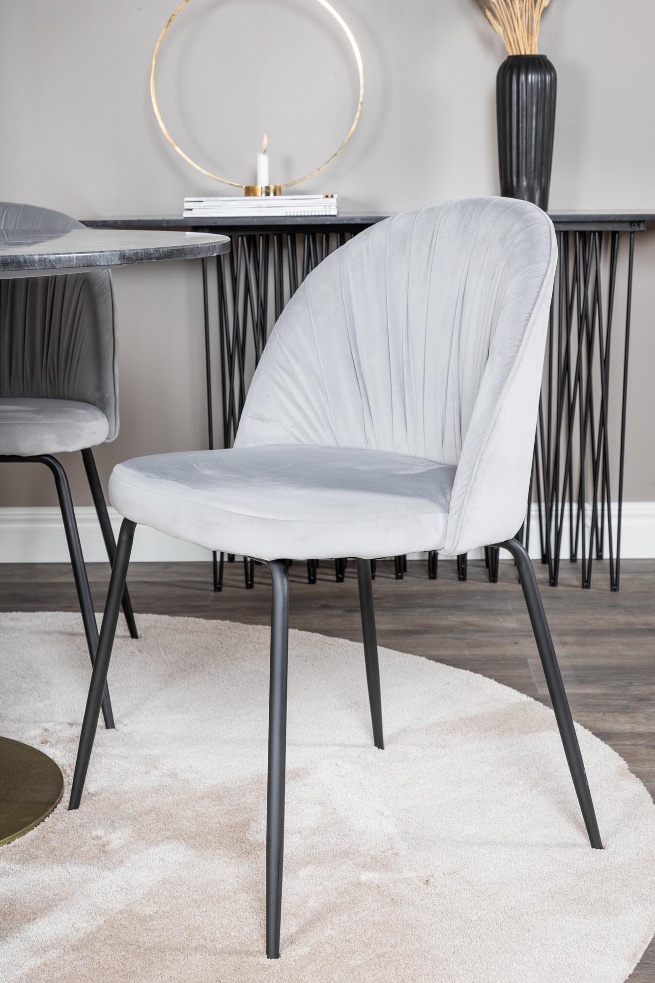 Entdecken Sie das Estelle Esszimmerset + Wrinkles von Venture Home: Eleganz trifft Komfort mit Marmor und luxuriösem Samt für stilvolle Esszimmer.